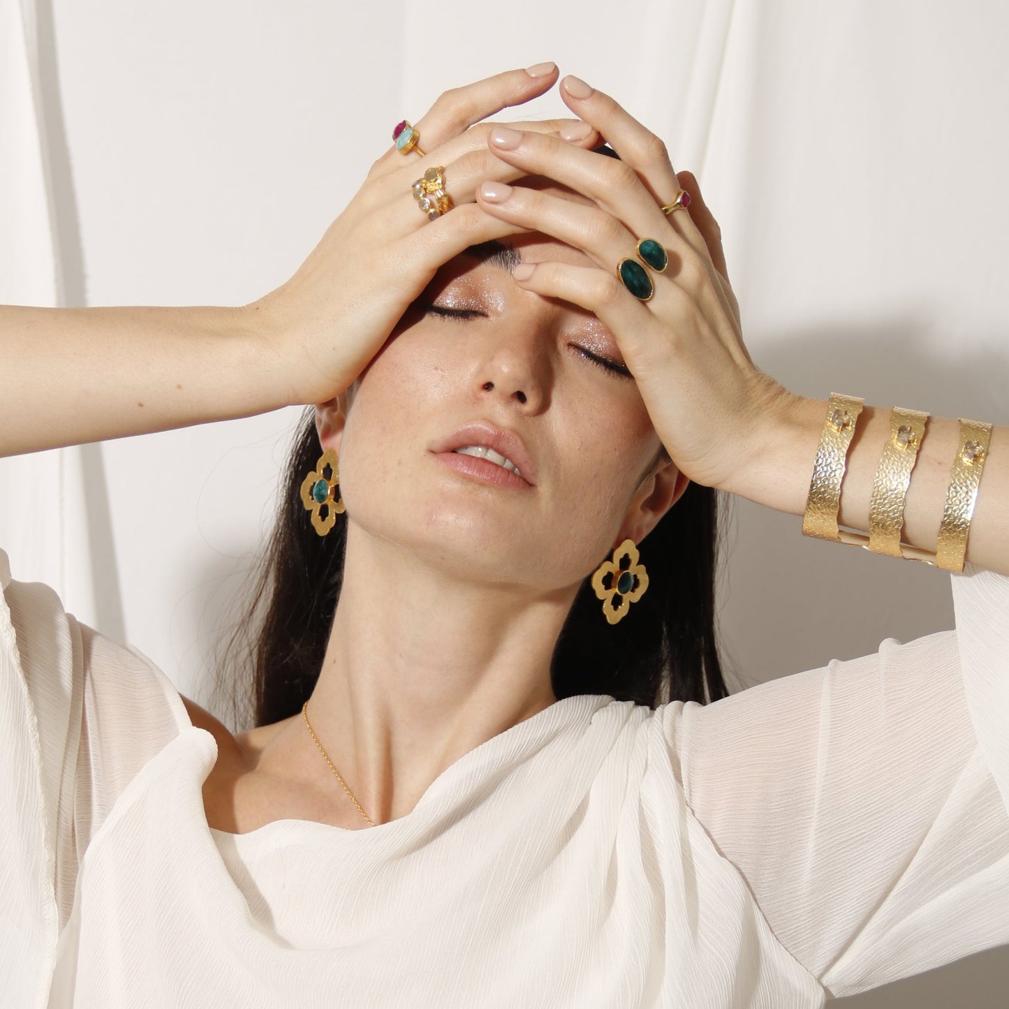 NILA, ARETES CON PIEDRAS NATURALES Y BAÑO DE ORO