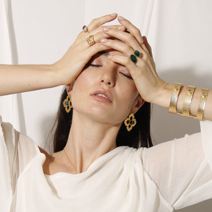 NILA, ARETES CON PIEDRAS NATURALES Y BAÑO DE ORO