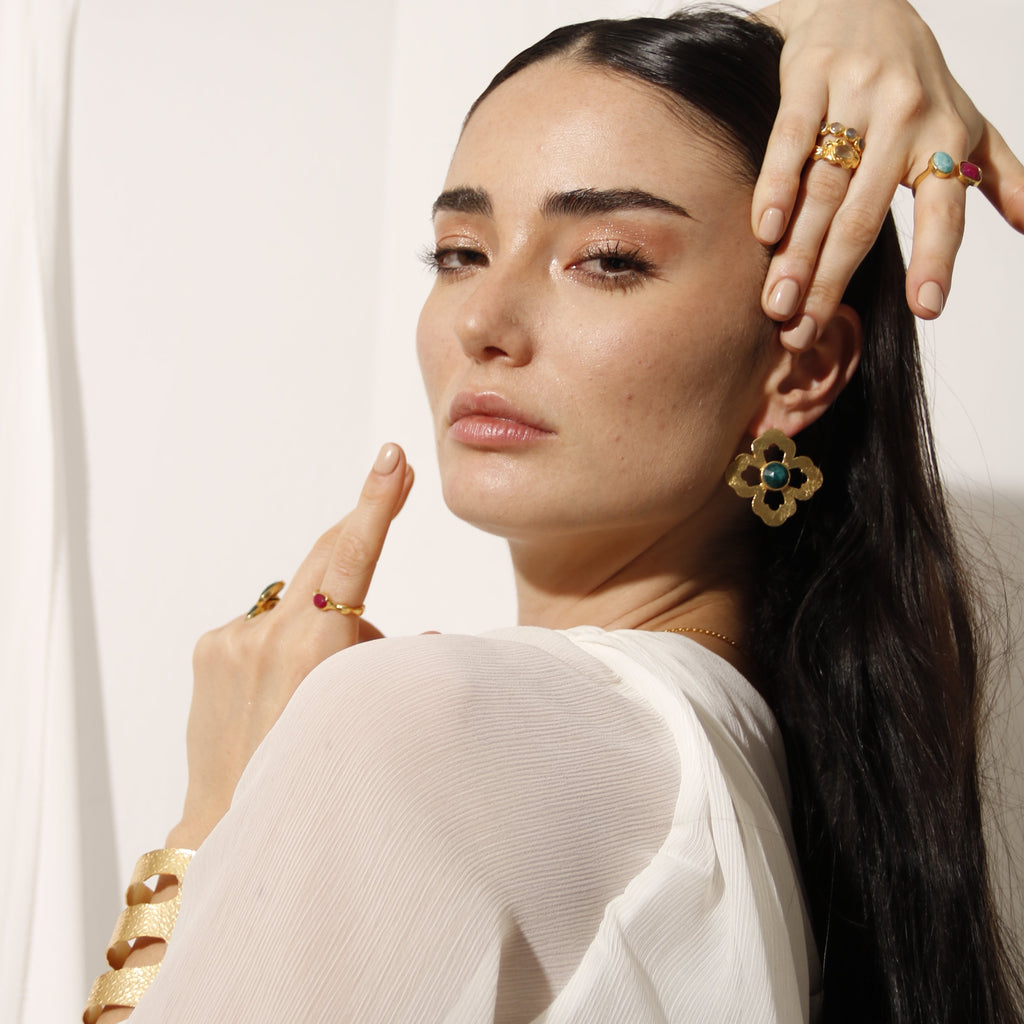 NILA, ARETES CON PIEDRAS NATURALES Y BAÑO DE ORO