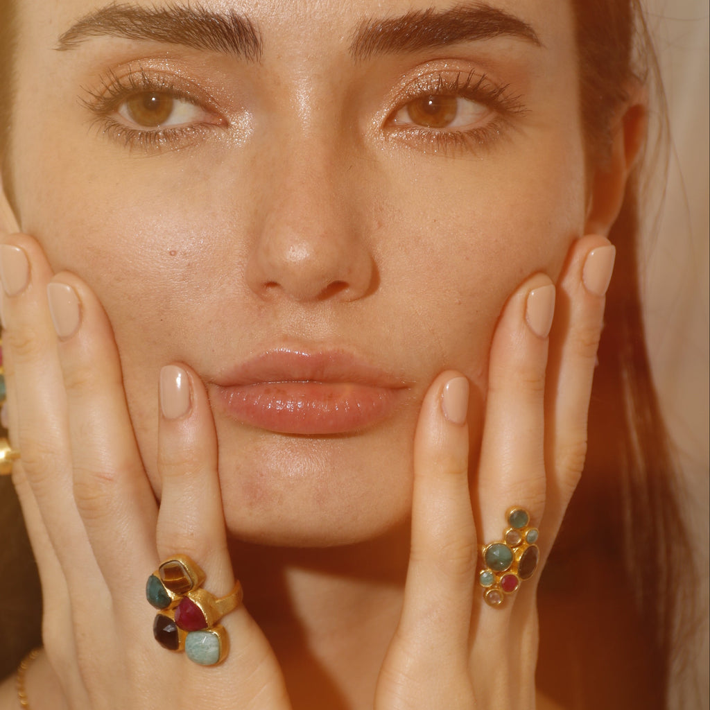 SOLIER, anillo de piedras naturales y baño de oro.