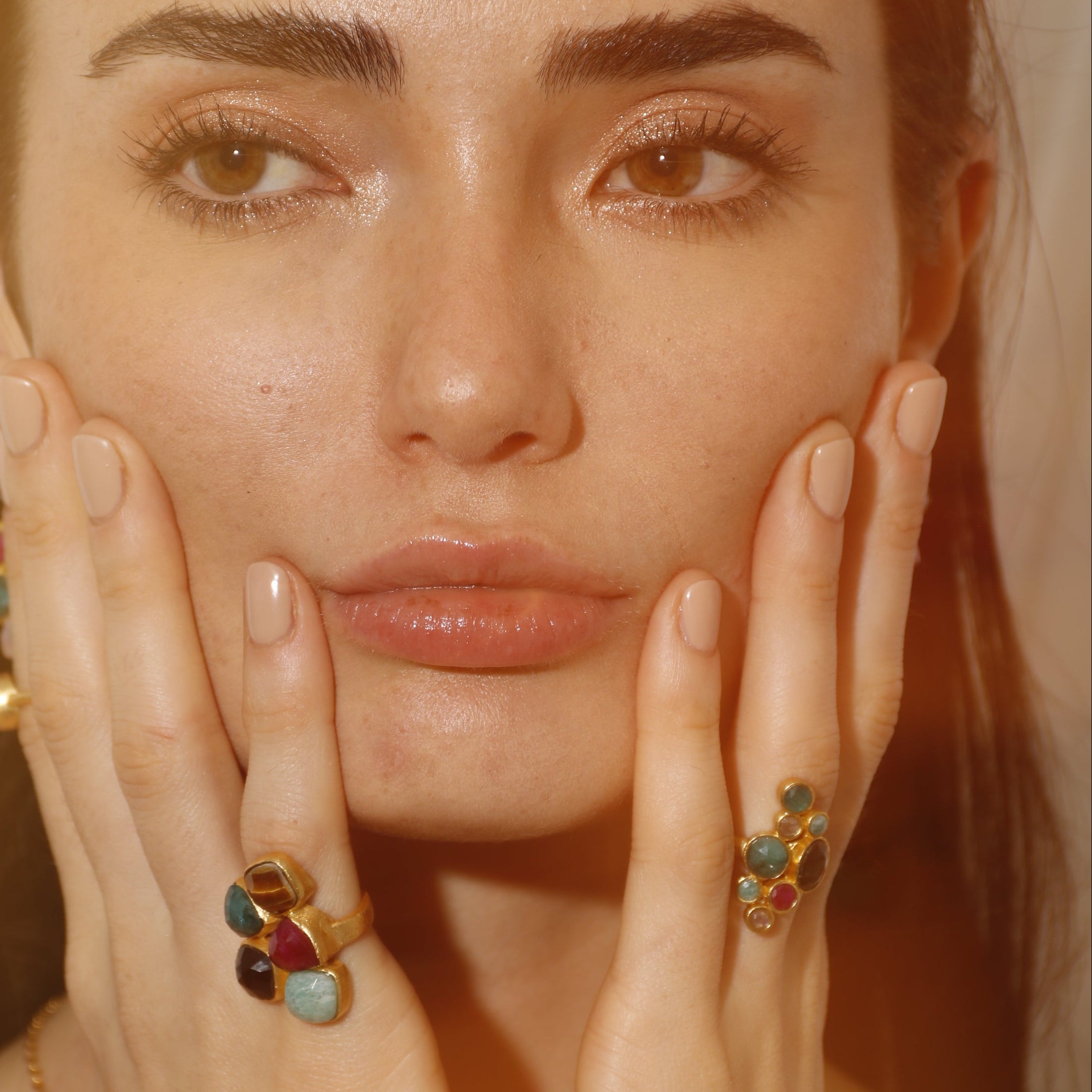 SOLIER, anillo de piedras naturales y baño de oro.