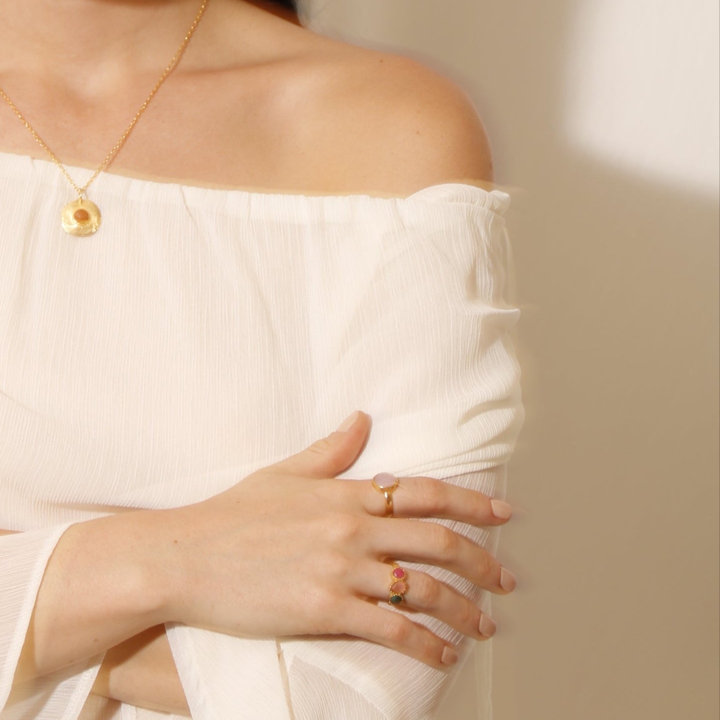 SARI, ANILLO CON PIEDRAS NATURALES Y BAÑO DE ORO