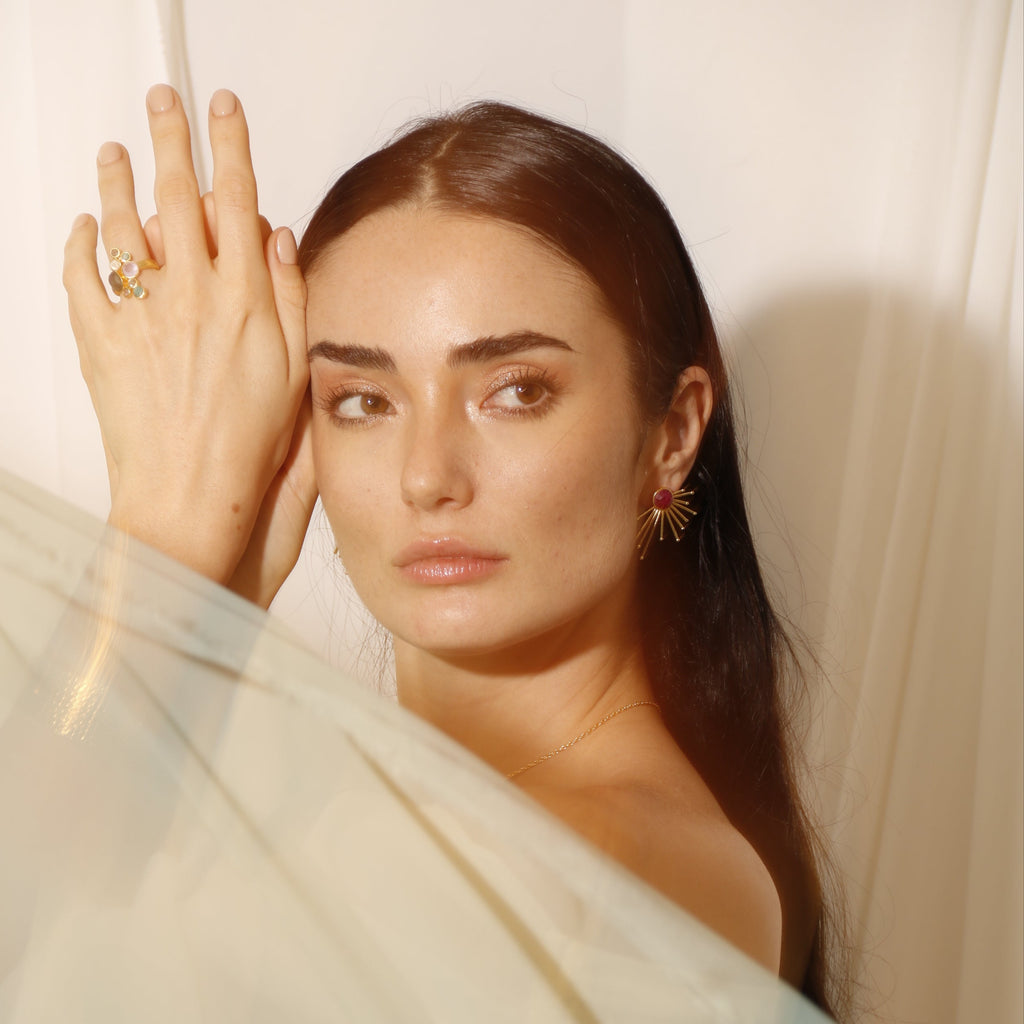 PAOLA, aretes con piedras naturales y baño de oro