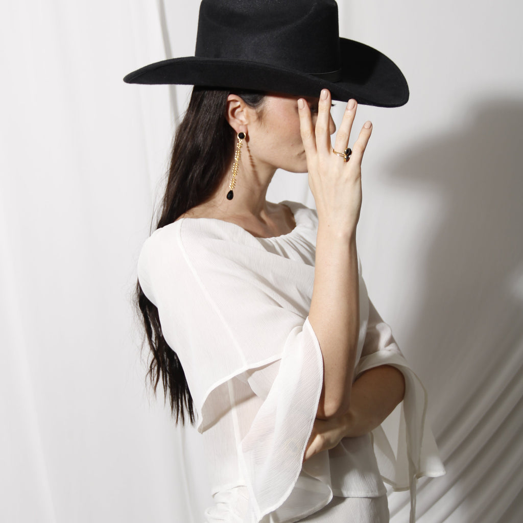 SAKTI, ARETES DESMONTABLES CON PIEDRAS NATURALES Y BAÑO DE ORO