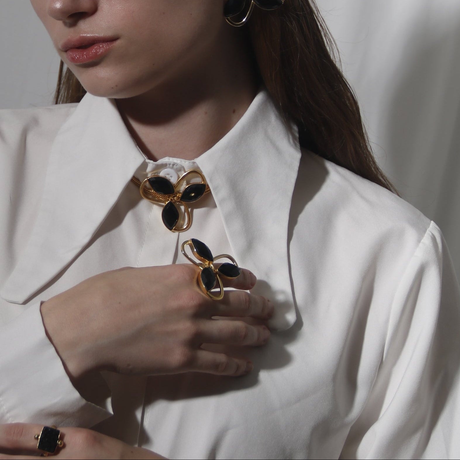 MARIA JOSE, COLLAR TIPO CHOKER CON PIEDRAS NATURALES Y BAÑO DE ORO