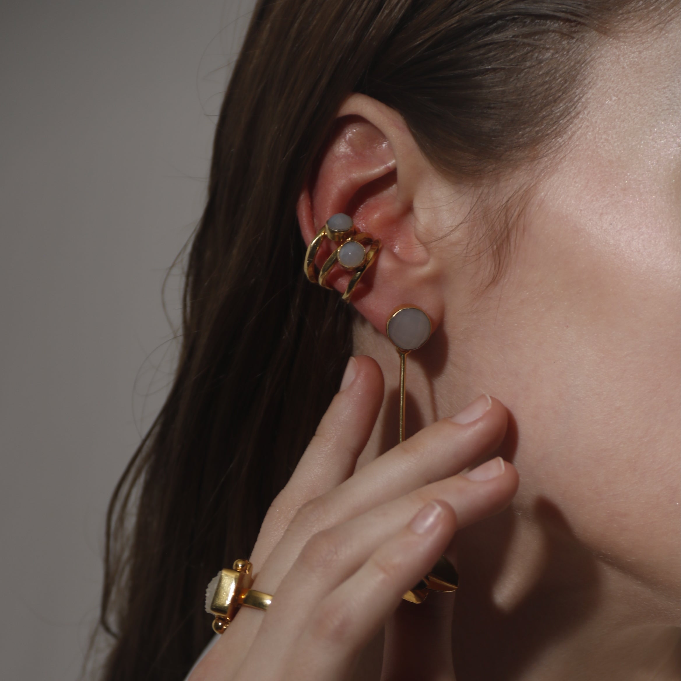 ANYA, EARCUFF CON PIEDRAS NATURALES Y BAÑO DE ORO