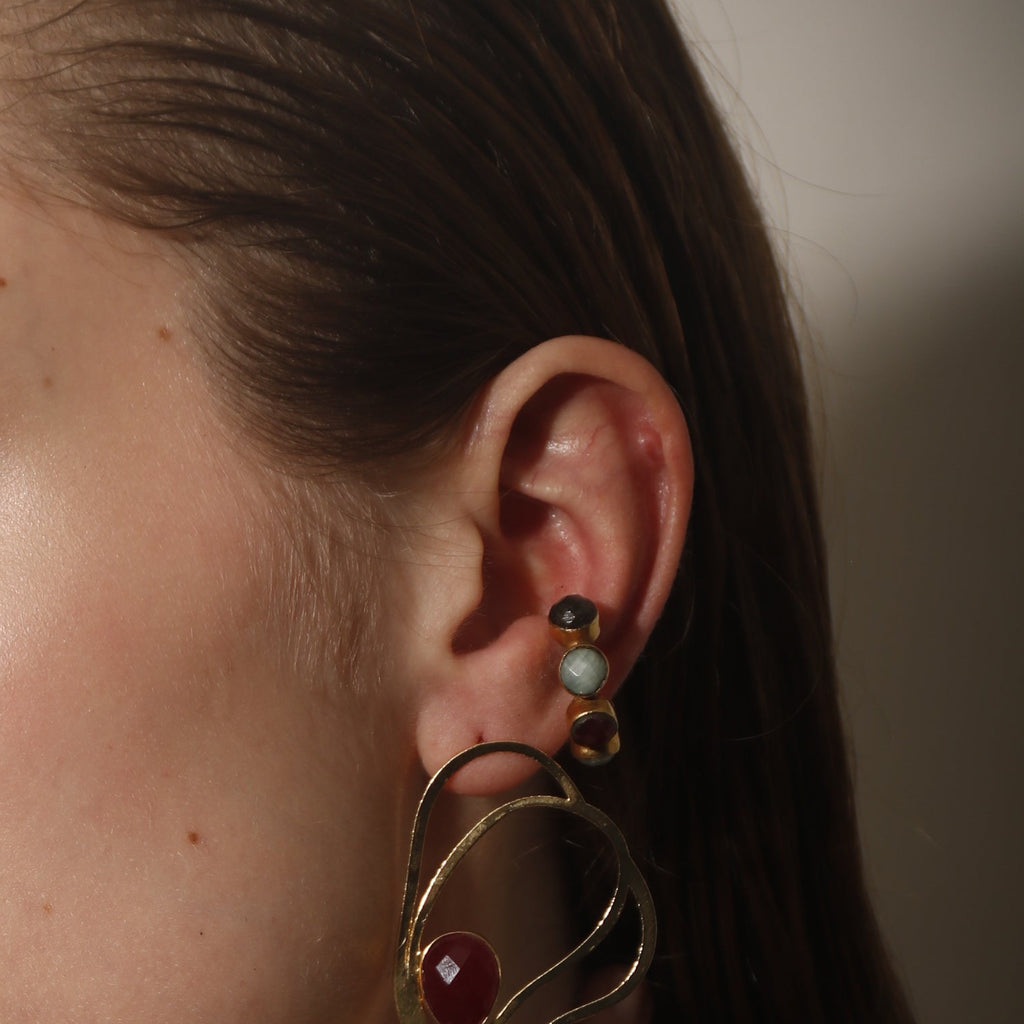 ZORA, EARCUFF CON PIEDRAS NATURALES Y BAÑO DE ORO