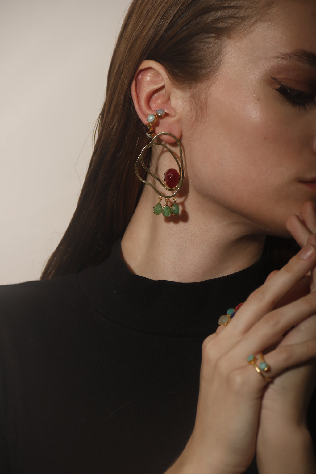 MESTIZA, ARETES CON PIEDRAS NATURALES Y BAÑO DE ORO