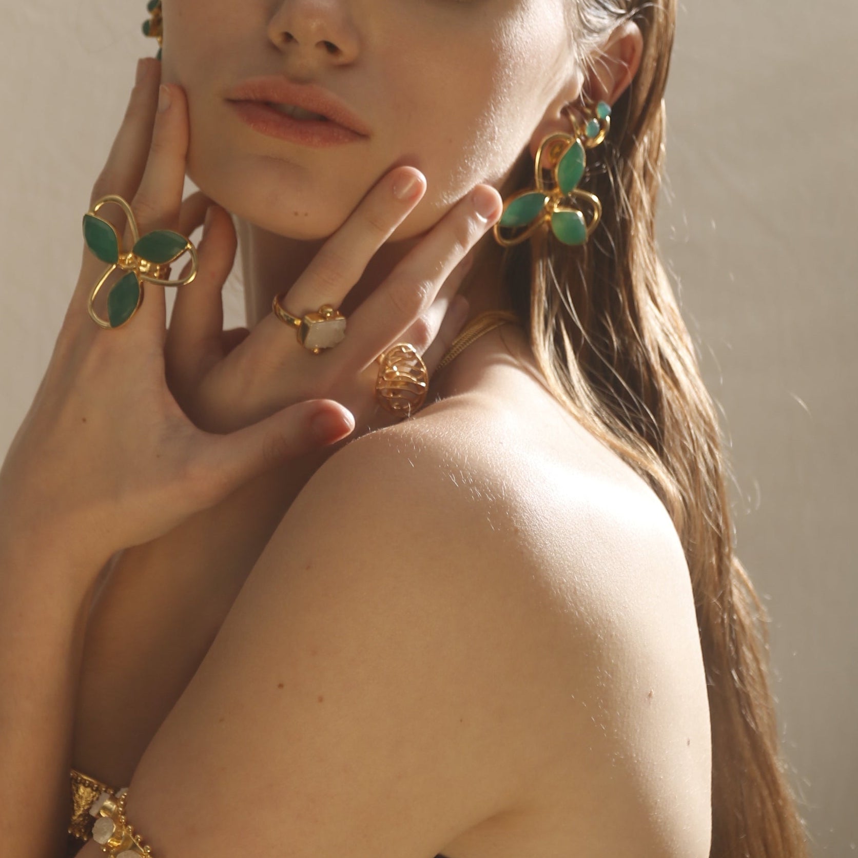 MARIA JOSE,ARETES CON PIEDRAS NATURALES Y BAÑO DE ORO