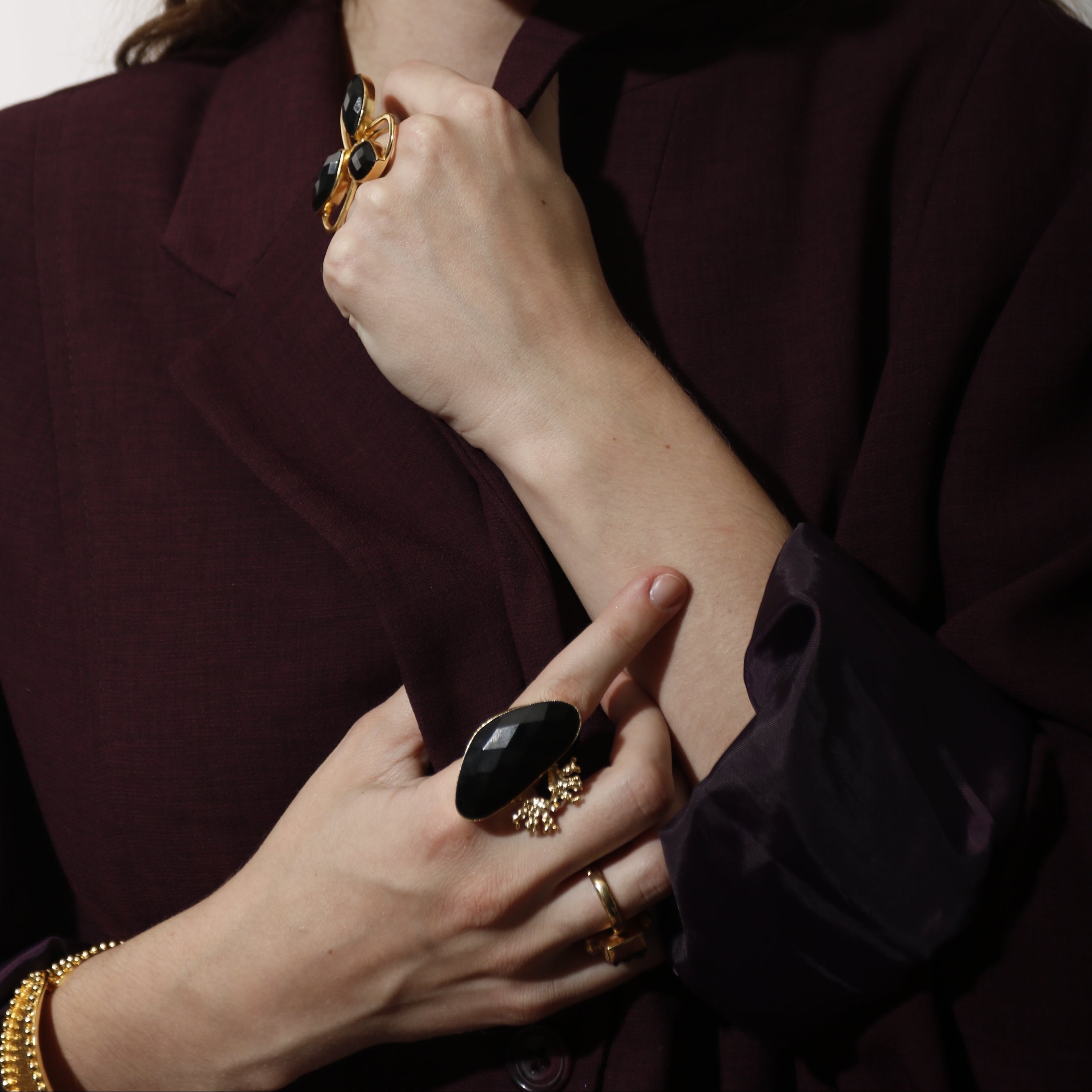 LUCCI, ANILLO CON PIEDRAS NATURALES Y BAÑO DE ORO