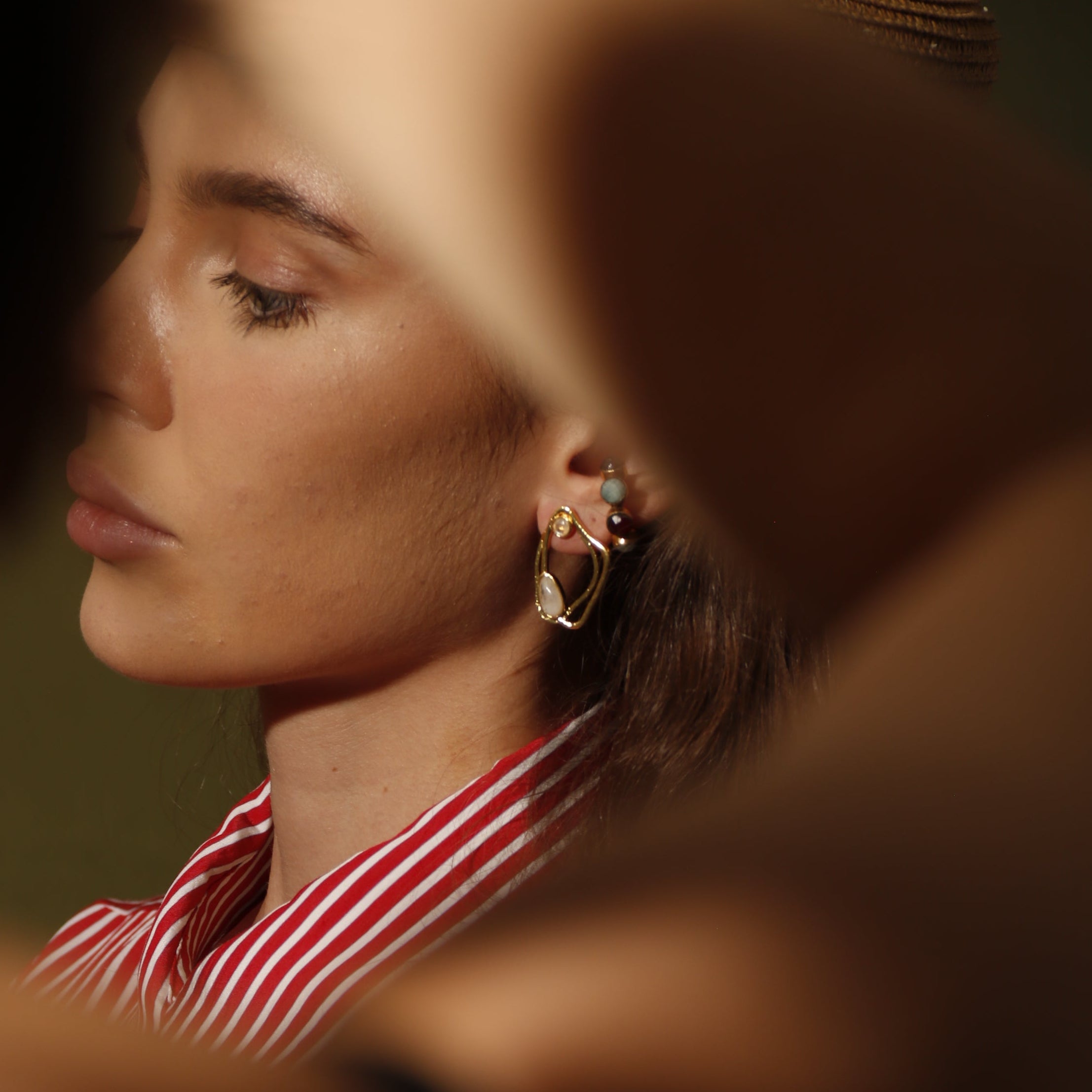 AYLA MINI , ARETES CON PIEDRAS NATURALES Y BAÑO DE ORO