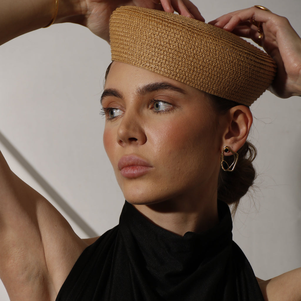 AYLA MINI , ARETES CON PIEDRAS NATURALES Y BAÑO DE ORO