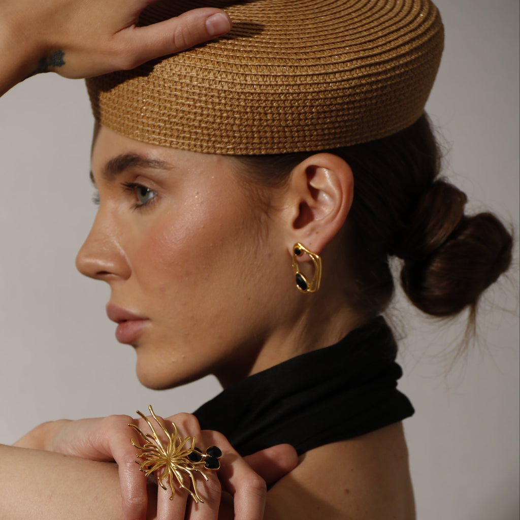 AYLA MINI , ARETES CON PIEDRAS NATURALES Y BAÑO DE ORO
