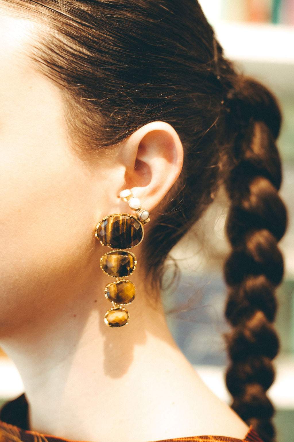 LARA, ARETES DESMONTABLES, CON PIEDRAS NATURALES Y BAÑO DE ORO