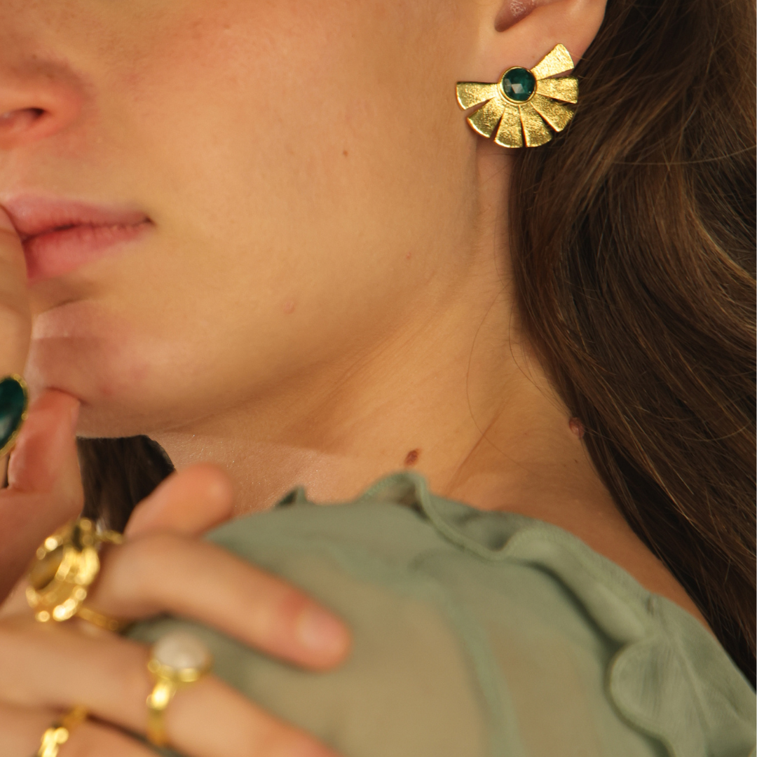 GISELLE, ARETES CON PIEDRAS NATURALES Y BAÑO DE ORO.