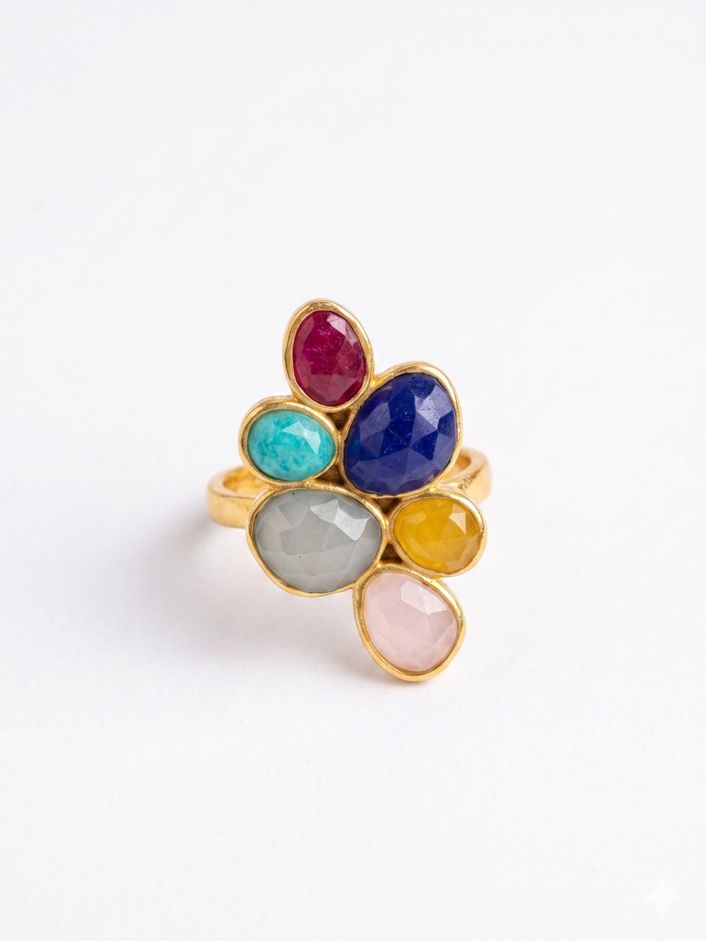 SAAM, ANILLO AJUSTABLE CON PIEDRAS NATURALES Y BAÑO DE ORO