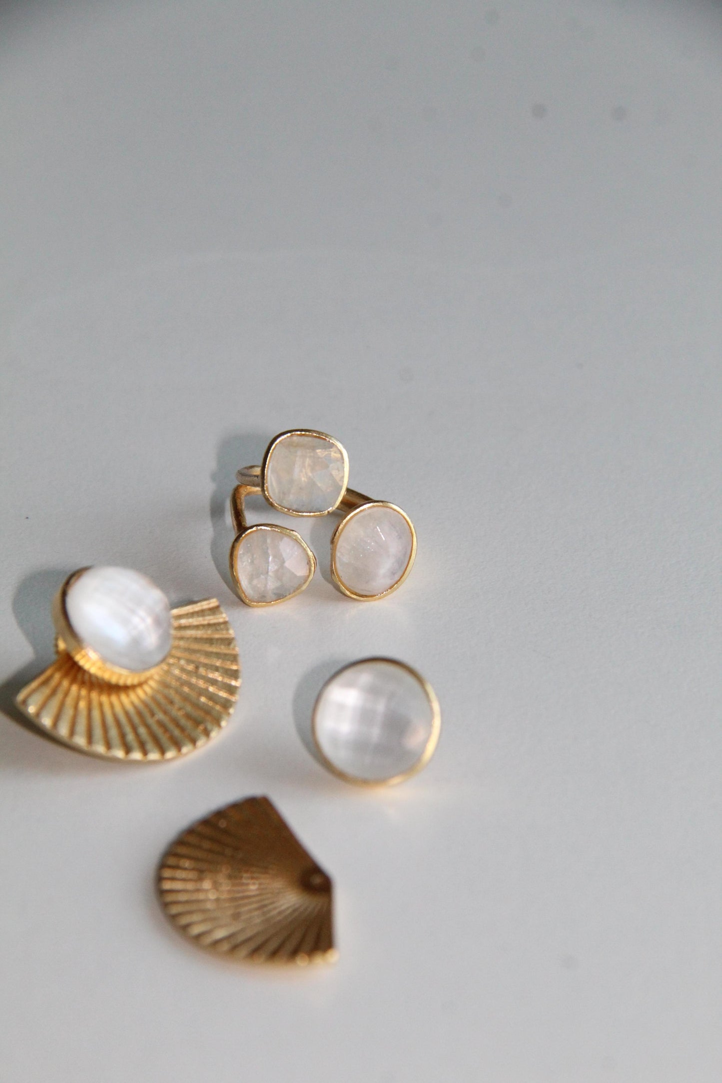 ALMA, anillo con piedras bañado en oro de 24k.