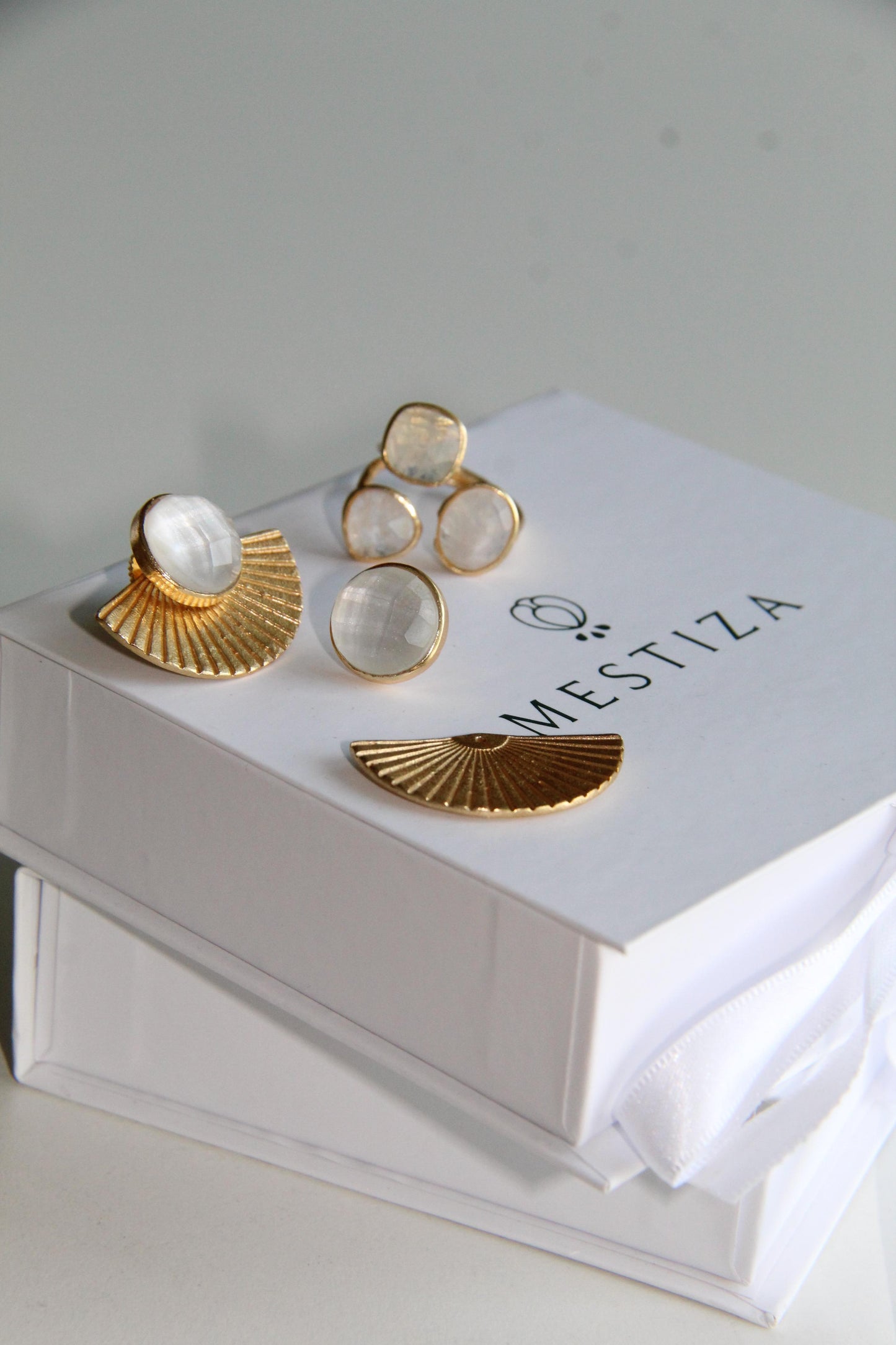 ALMA, anillo con piedras bañado en oro de 24k.