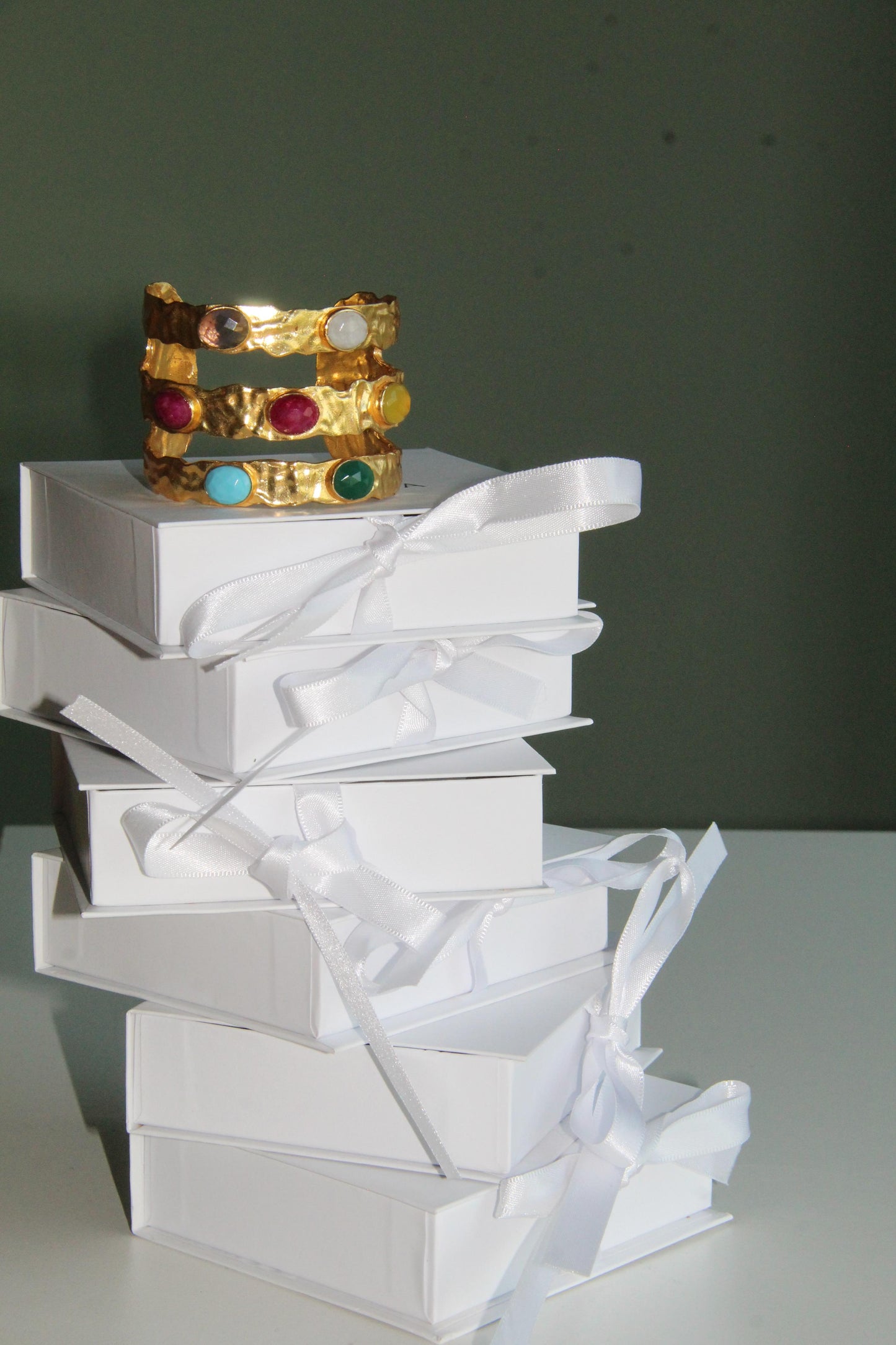 DENISSE, BRAZALETE CON PIEDRAS NATURALES Y BAÑO DE ORO
