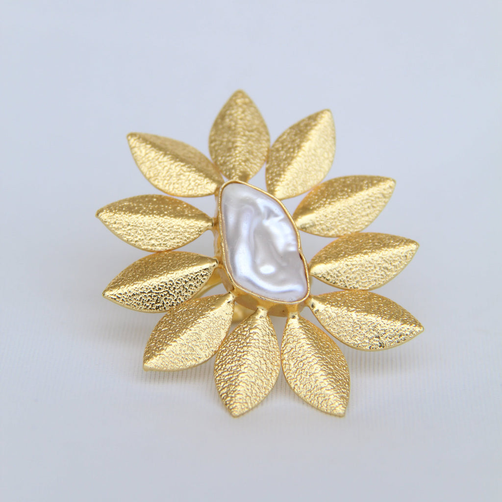 INDAH, ANILLO CON PERLA BARROCA Y BAÑO DE ORO