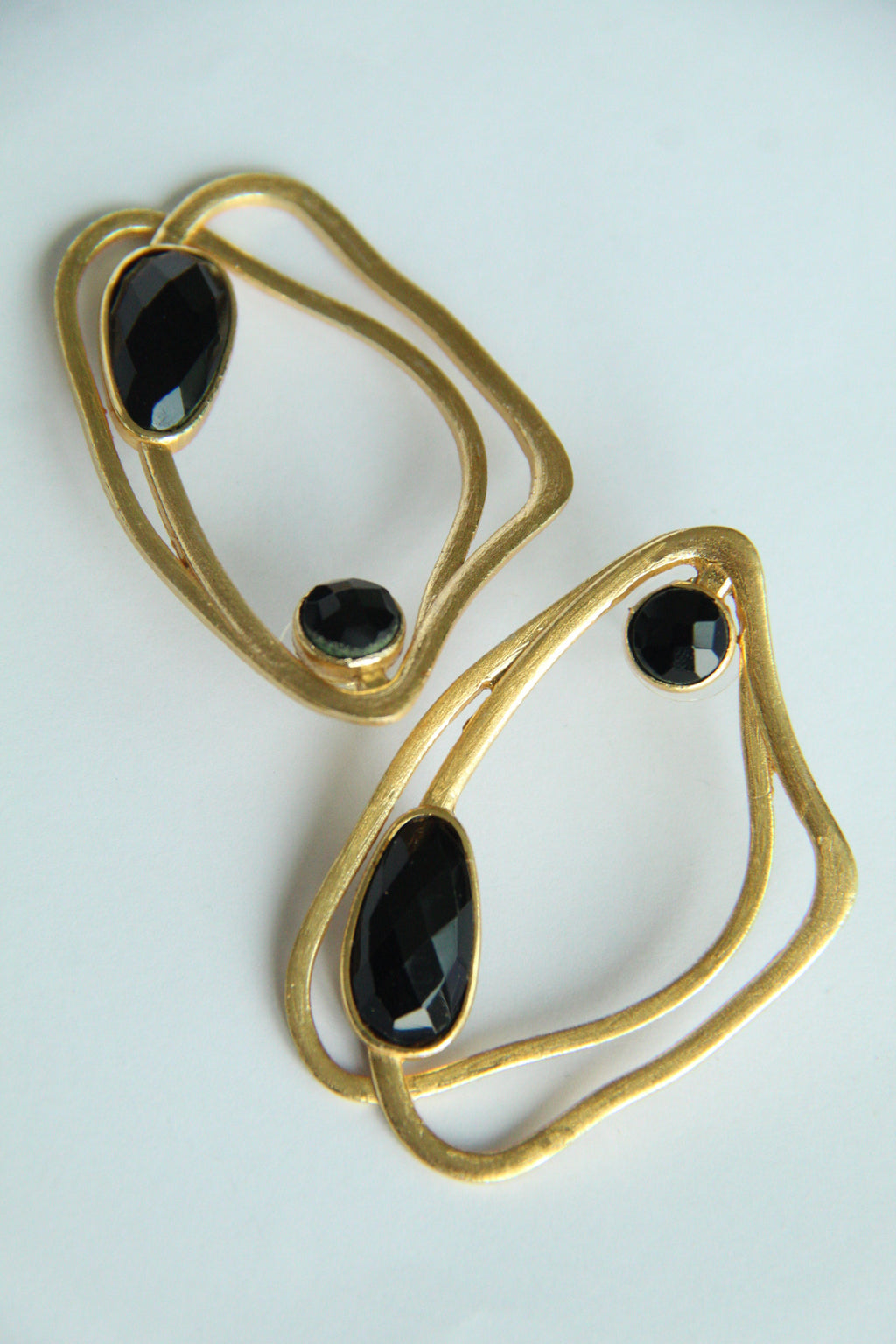 AYLA, ARETES CON PIEDRAS NATURALES Y BAÑO DE ORO