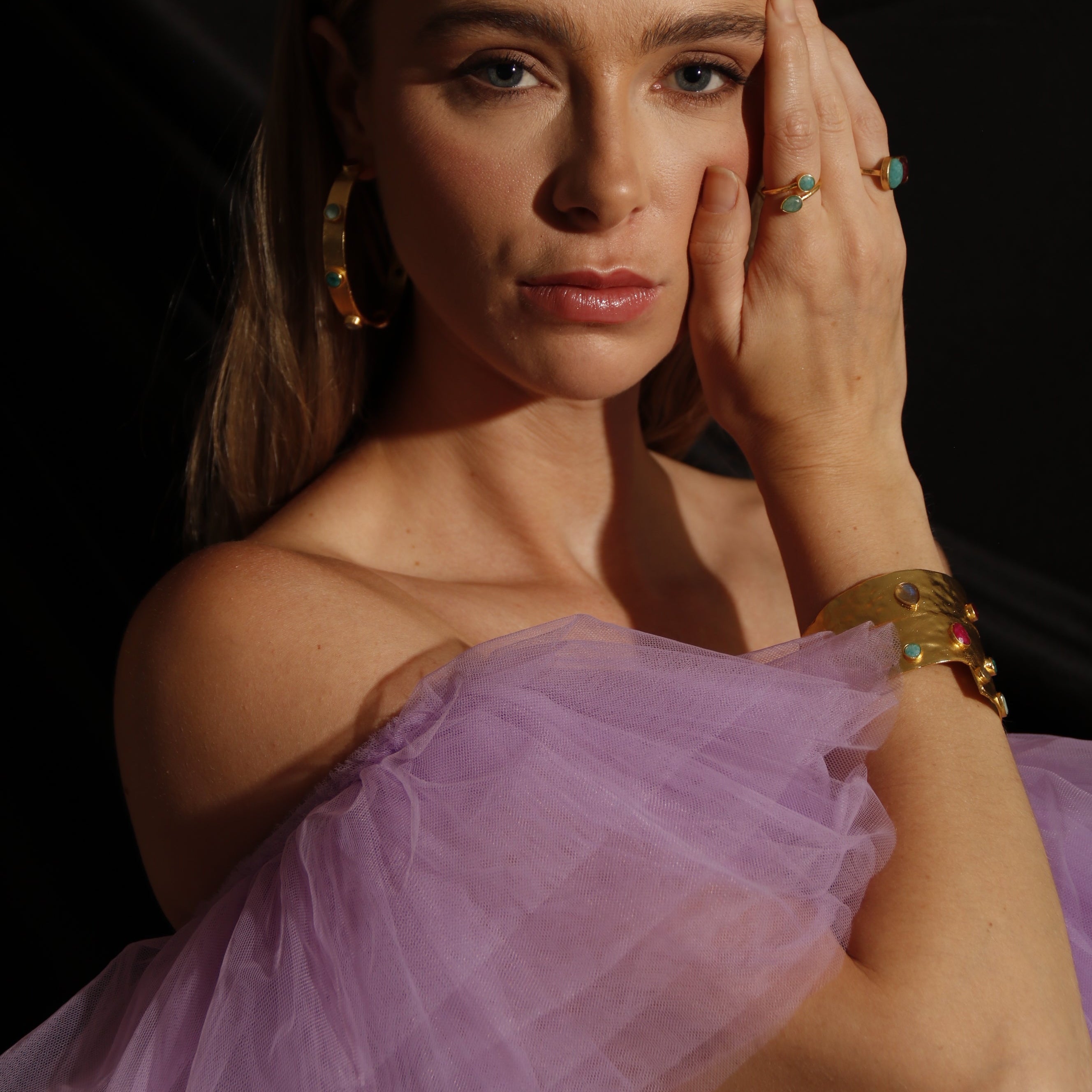 GEORGINA, BRAZALETE CON PIEDRAS NATURALES Y BAÑO DE ORO DE 14 K