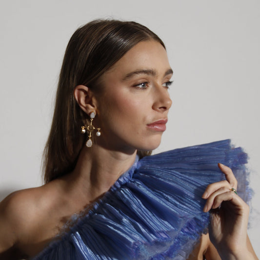 ELLARIA, ARETES CON PIEDRAS DRUZA Y PERLAS CON BAÑO DE ORO DE 18 K