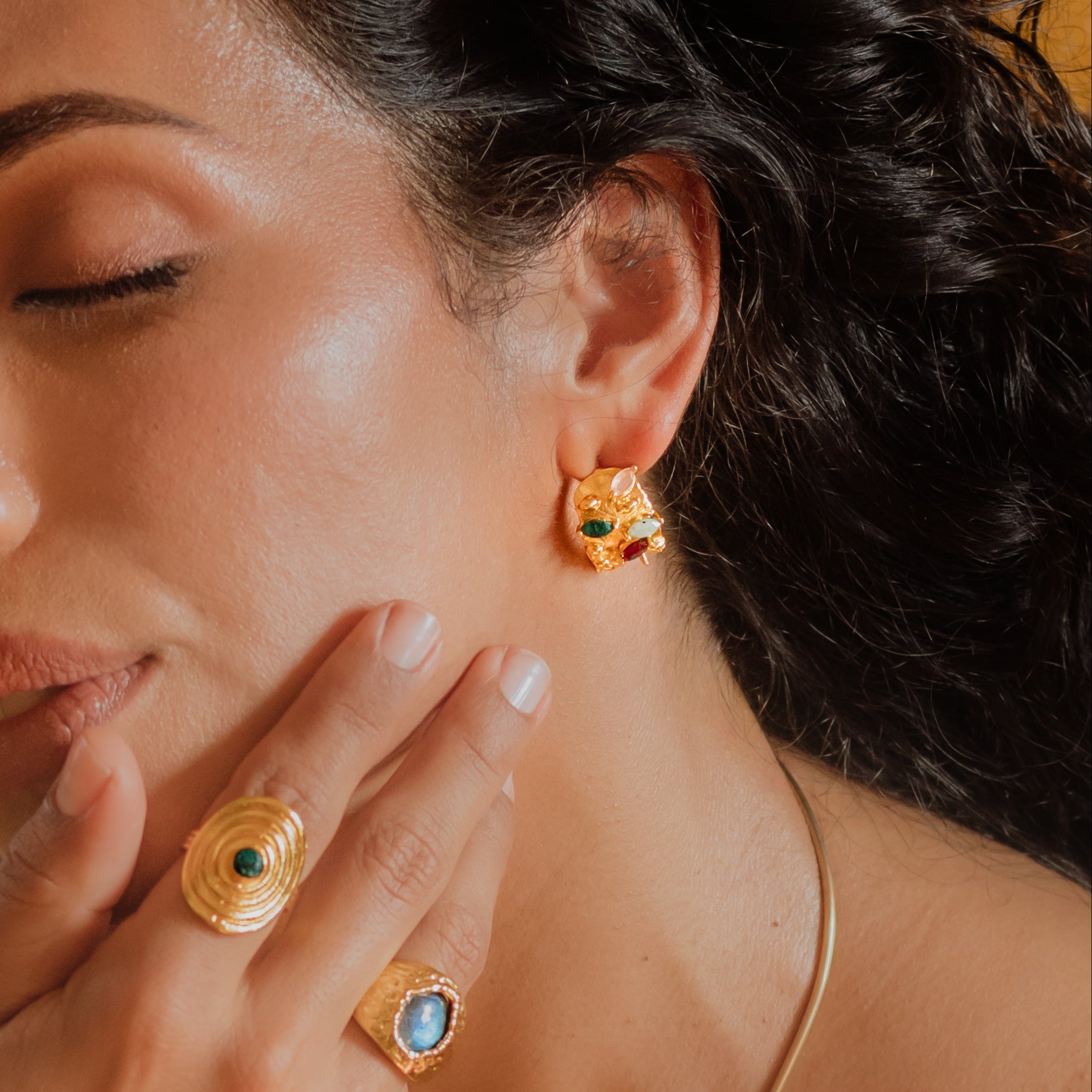 ATMA, ARETES CON PIEDRAS NATURALES Y BAÑO DE ORO