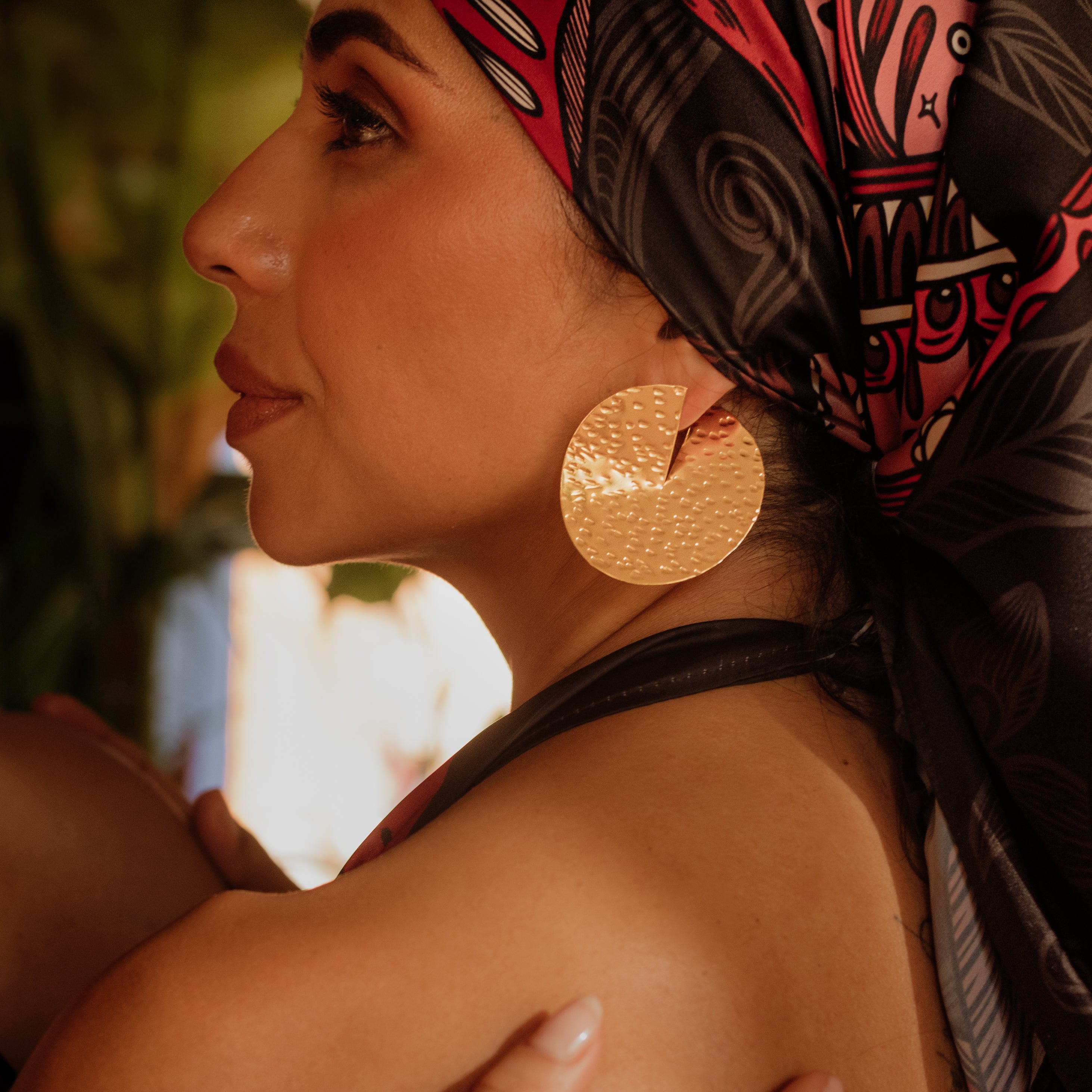 MAXI DHARMA, ARETES CON BAÑO DE ORO