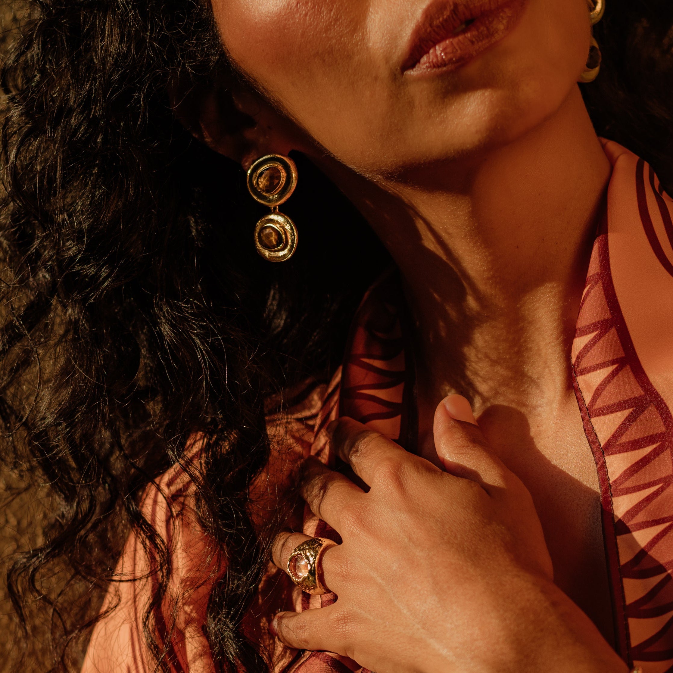 ACACIA, ARETES DESMONTABLES CON PIEDRAS NATURALES Y BAÑO DE ORO