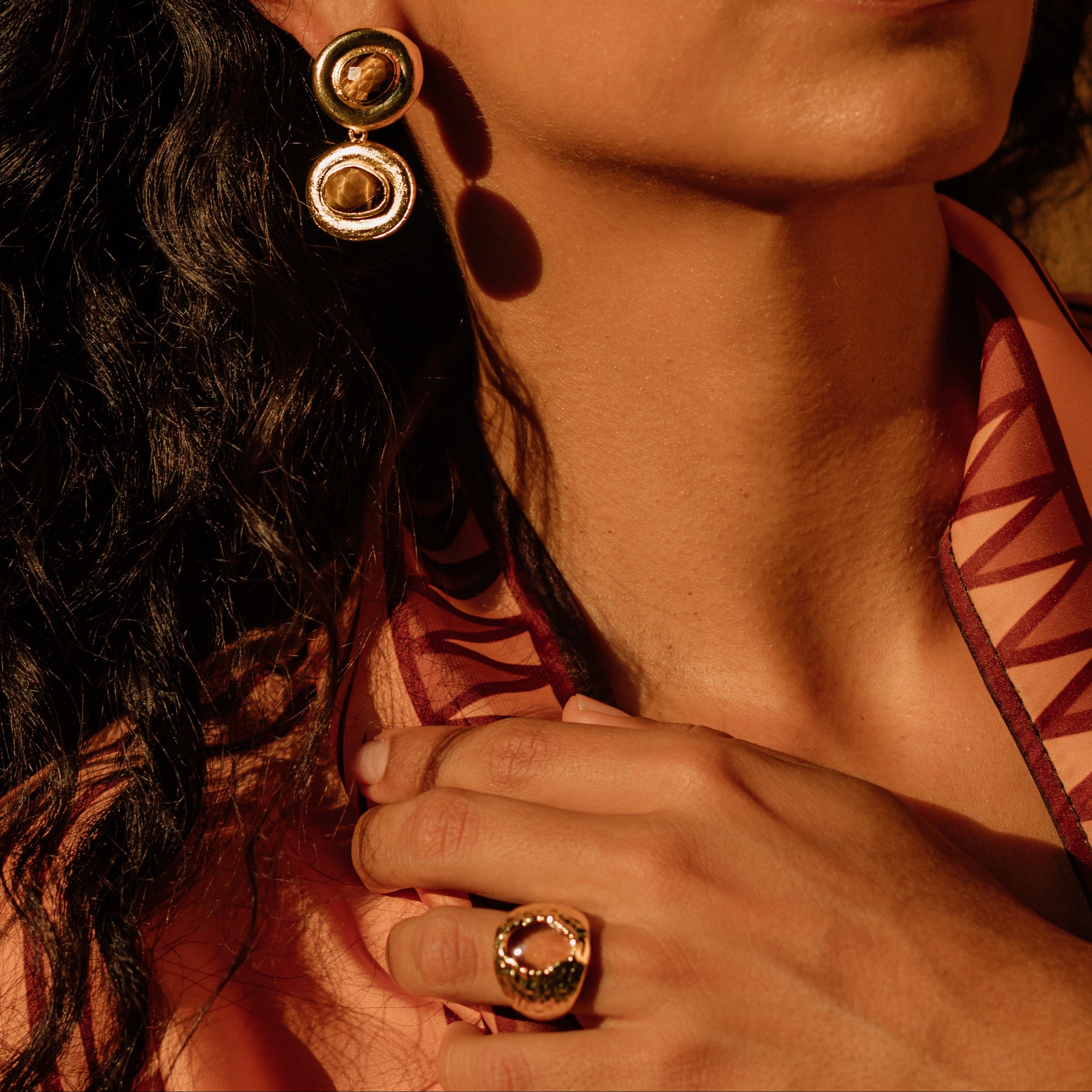 DELORA, ANILLO CON PIEDRAS NATURALES Y BAÑO DE ORO