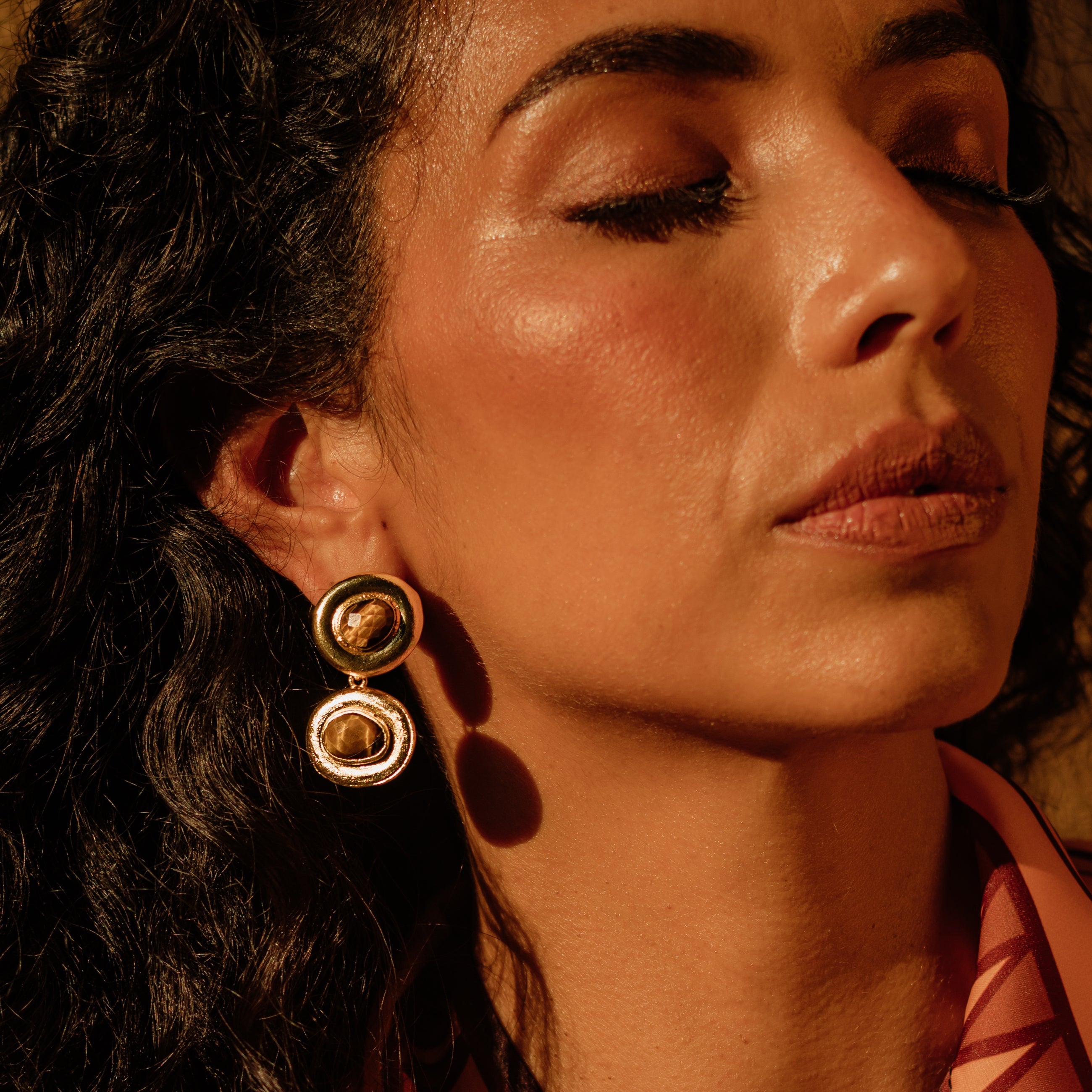 ACACIA, ARETES DESMONTABLES CON PIEDRAS NATURALES Y BAÑO DE ORO