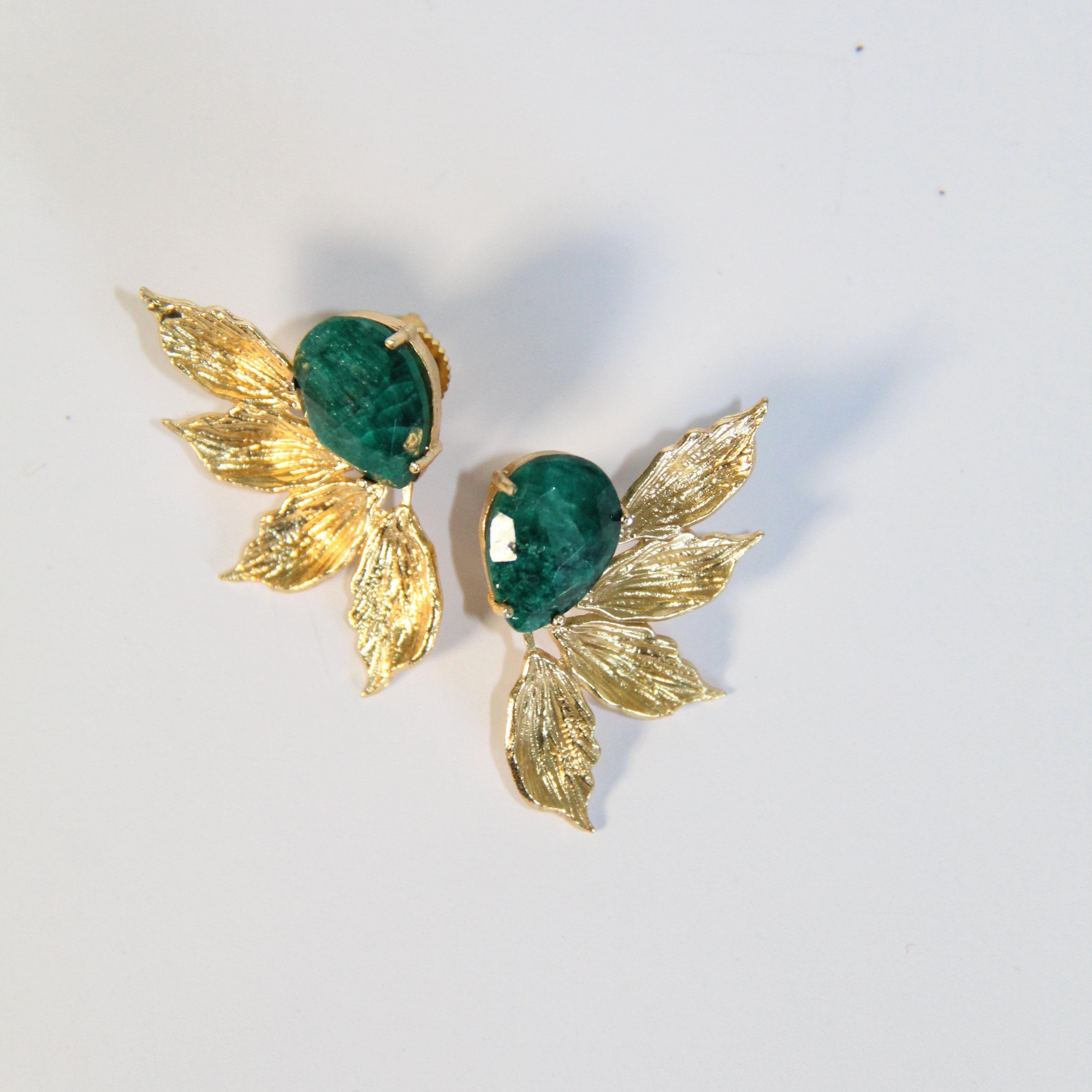 EMMA, ARETES CON PIEDRAS NATURALES Y BAÑO DE ORO