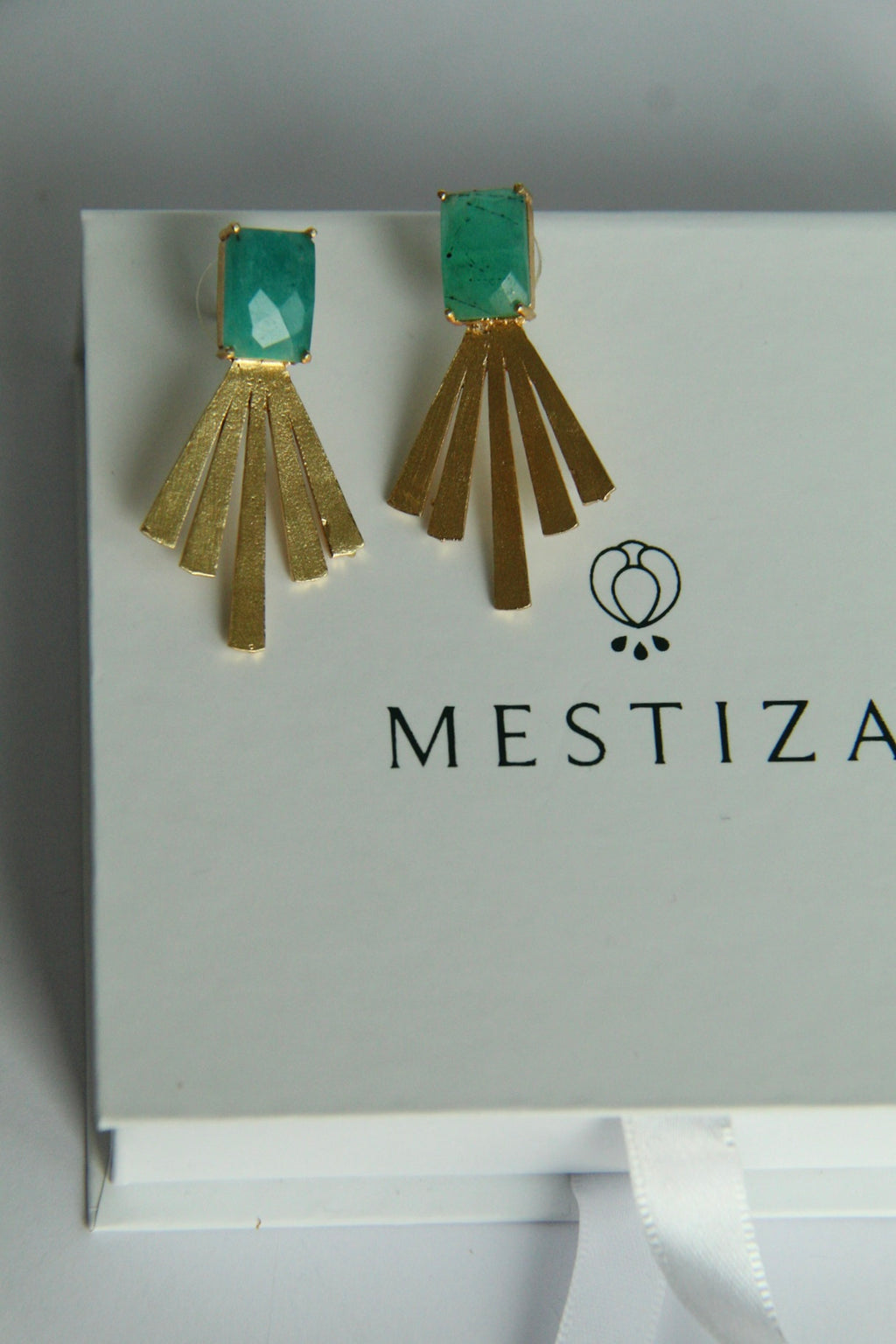 KARLOTA, ARETES CON PIEDRAS NATURALES Y BAÑO DE ORO