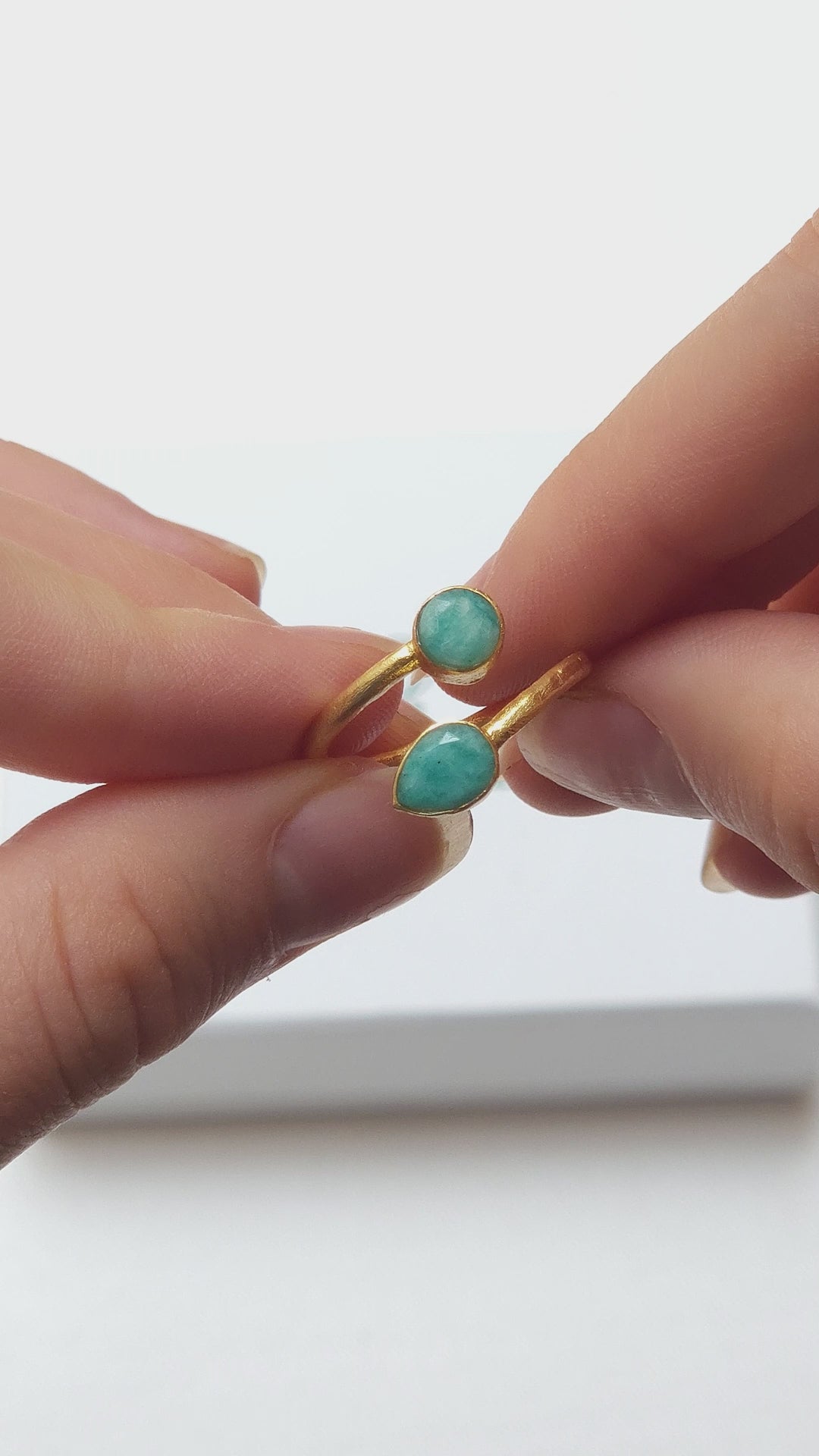 VIENA, ANILLO CON PIEDRAS NATURALES Y BAÑO DE ORO DE 14K