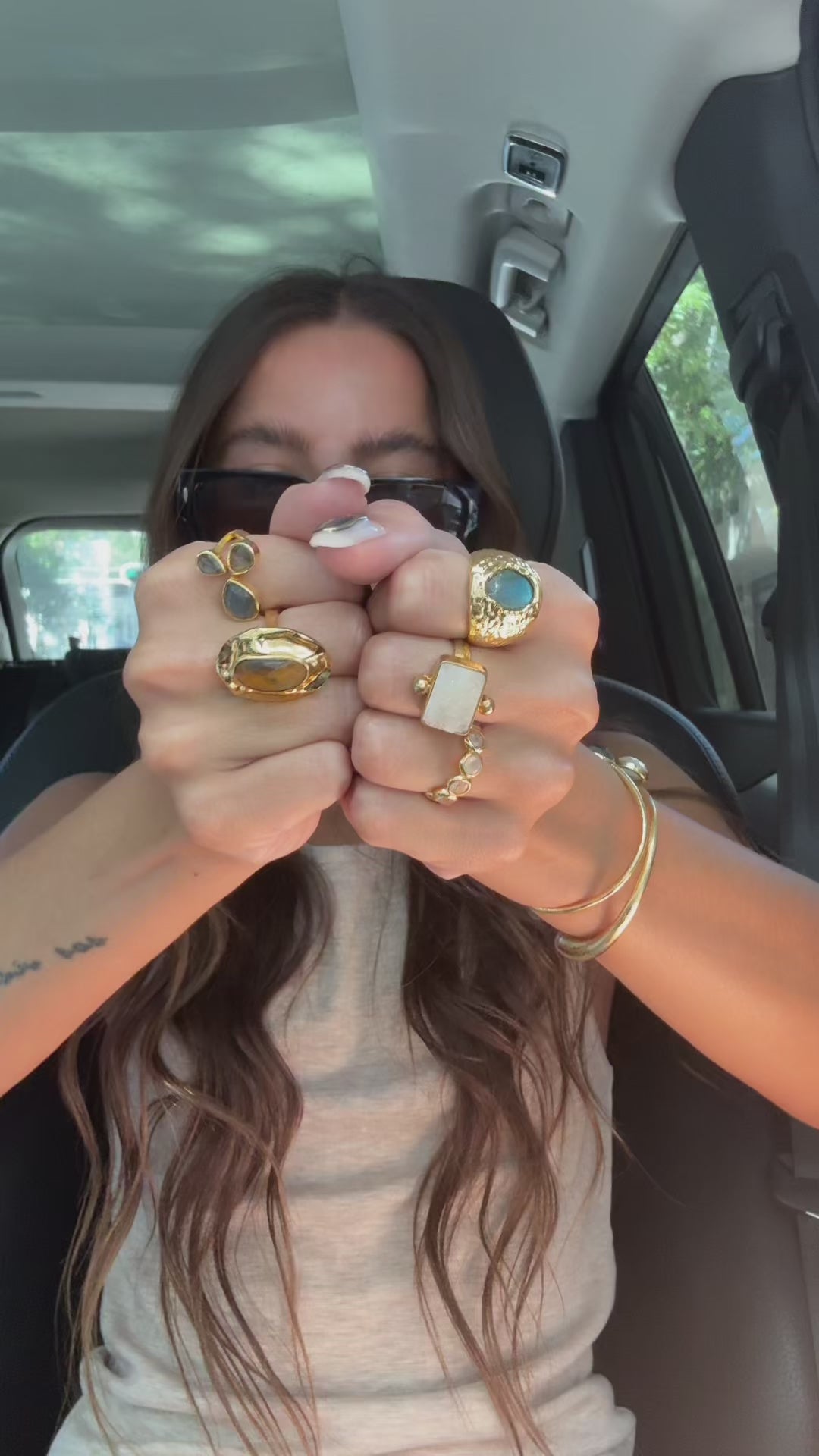 DELORA, ANILLO CON PIEDRAS NATURALES Y BAÑO DE ORO