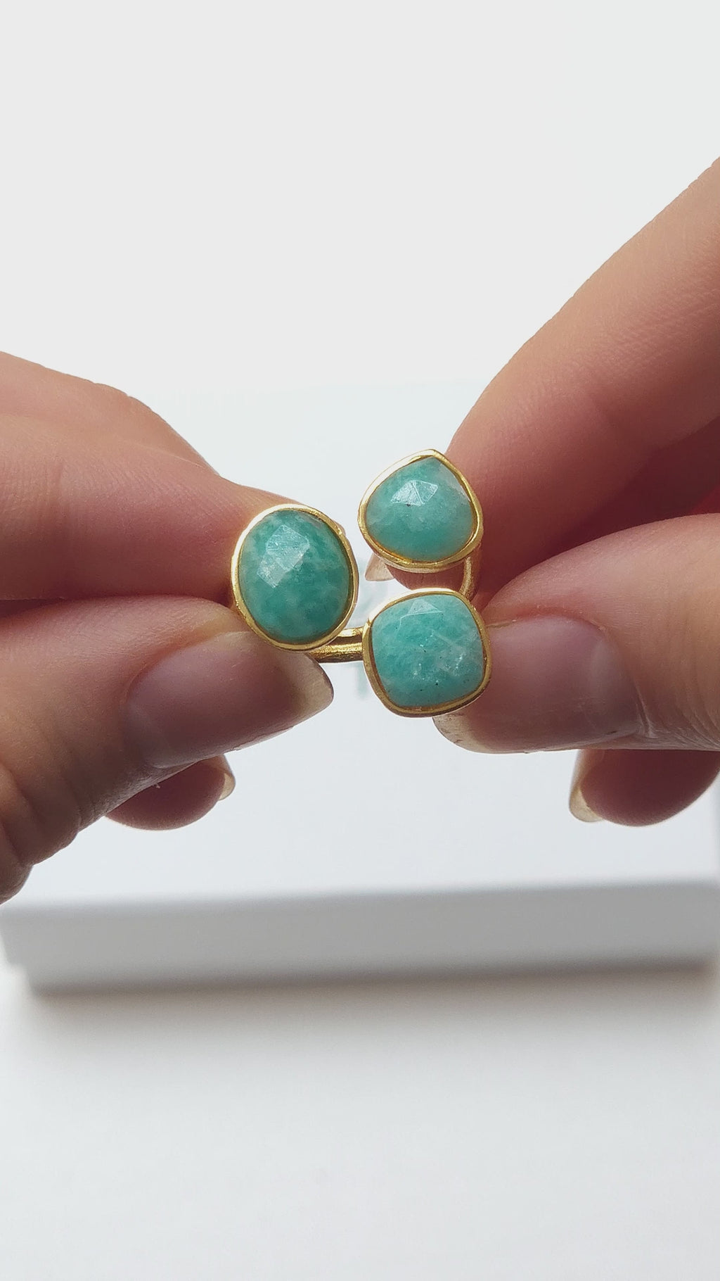 ALMA, anillo con piedras bañado en oro de 24k.