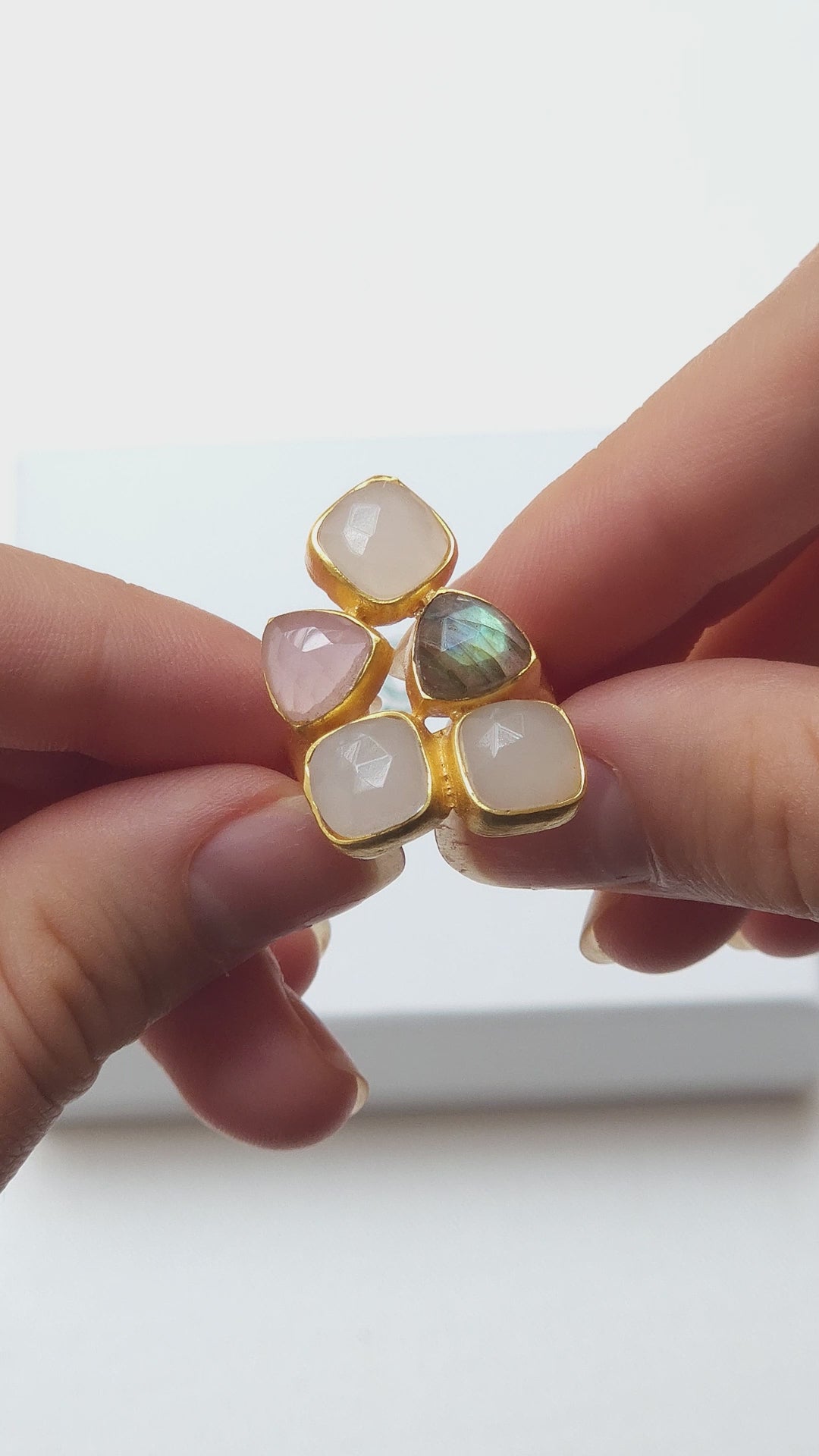 SHINE anillo con piedras y baño de oro de 24k