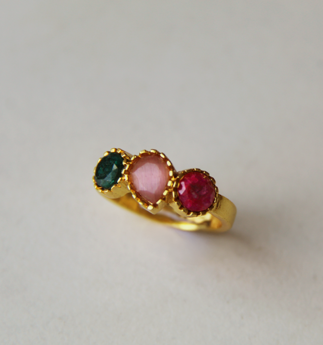 SARI, ANILLO CON PIEDRAS NATURALES Y BAÑO DE ORO