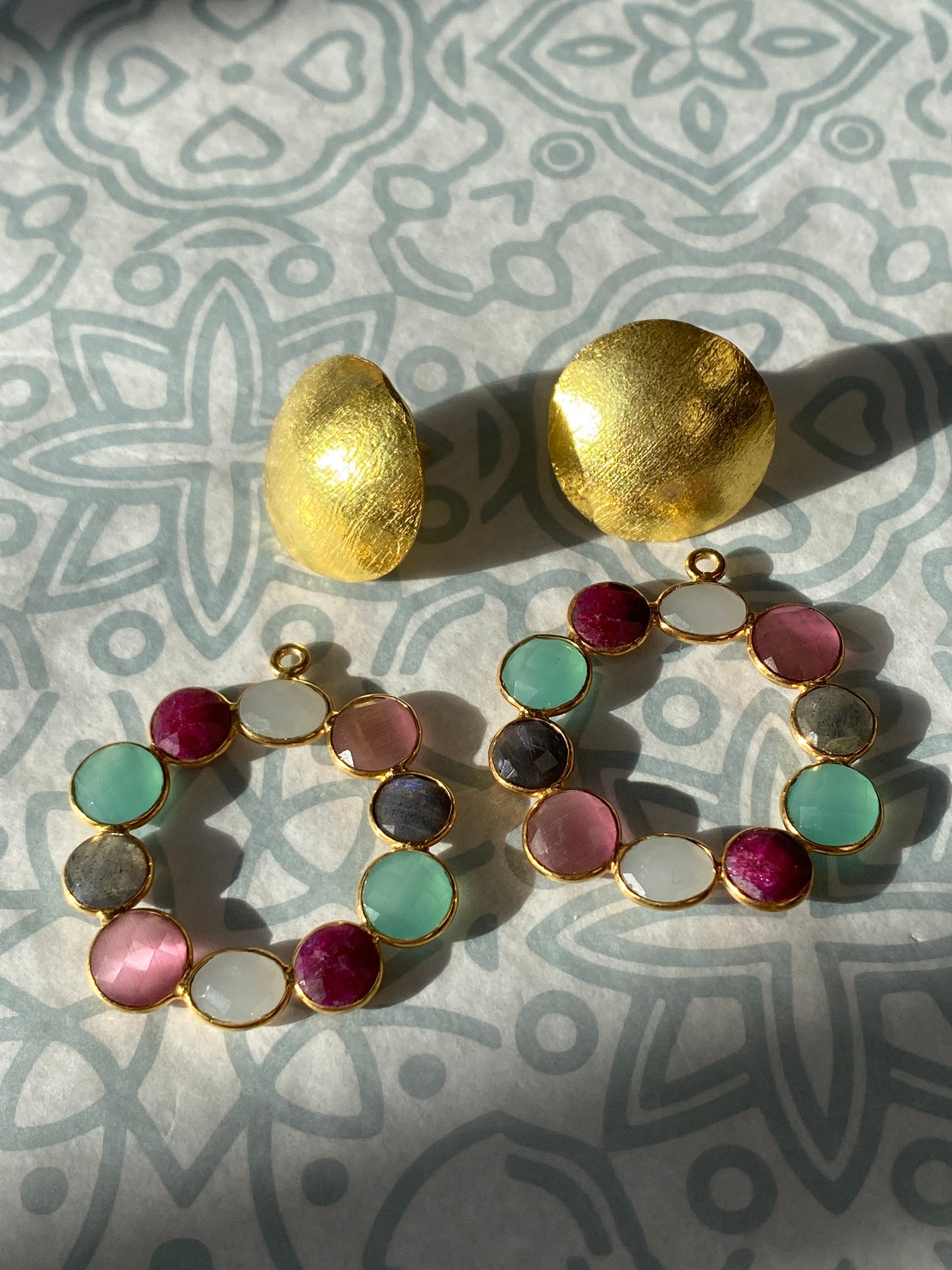 MARTINA, aretes desmontables con baño de oro y piedras naturales
