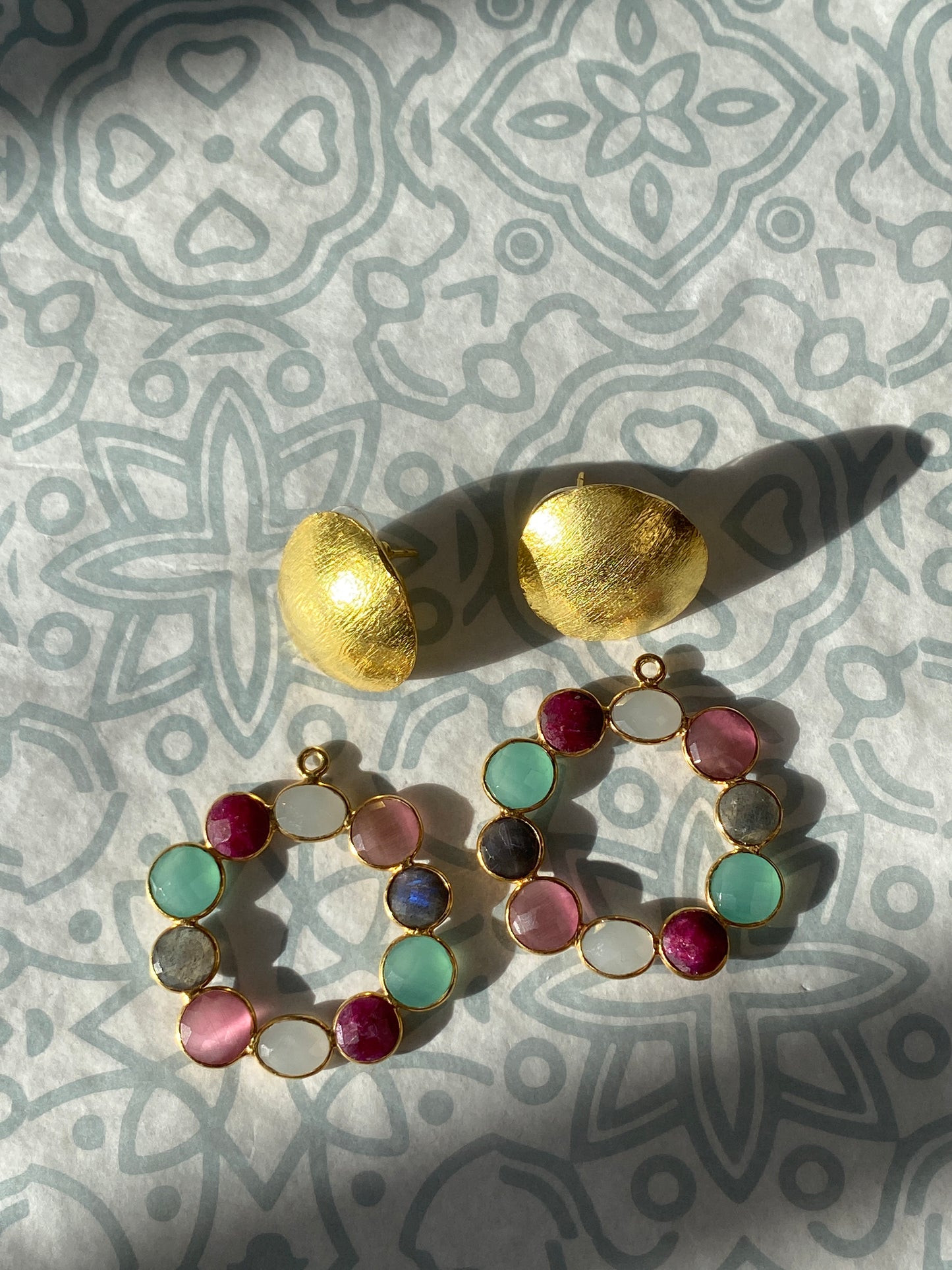 MARTINA, aretes desmontables con baño de oro y piedras naturales