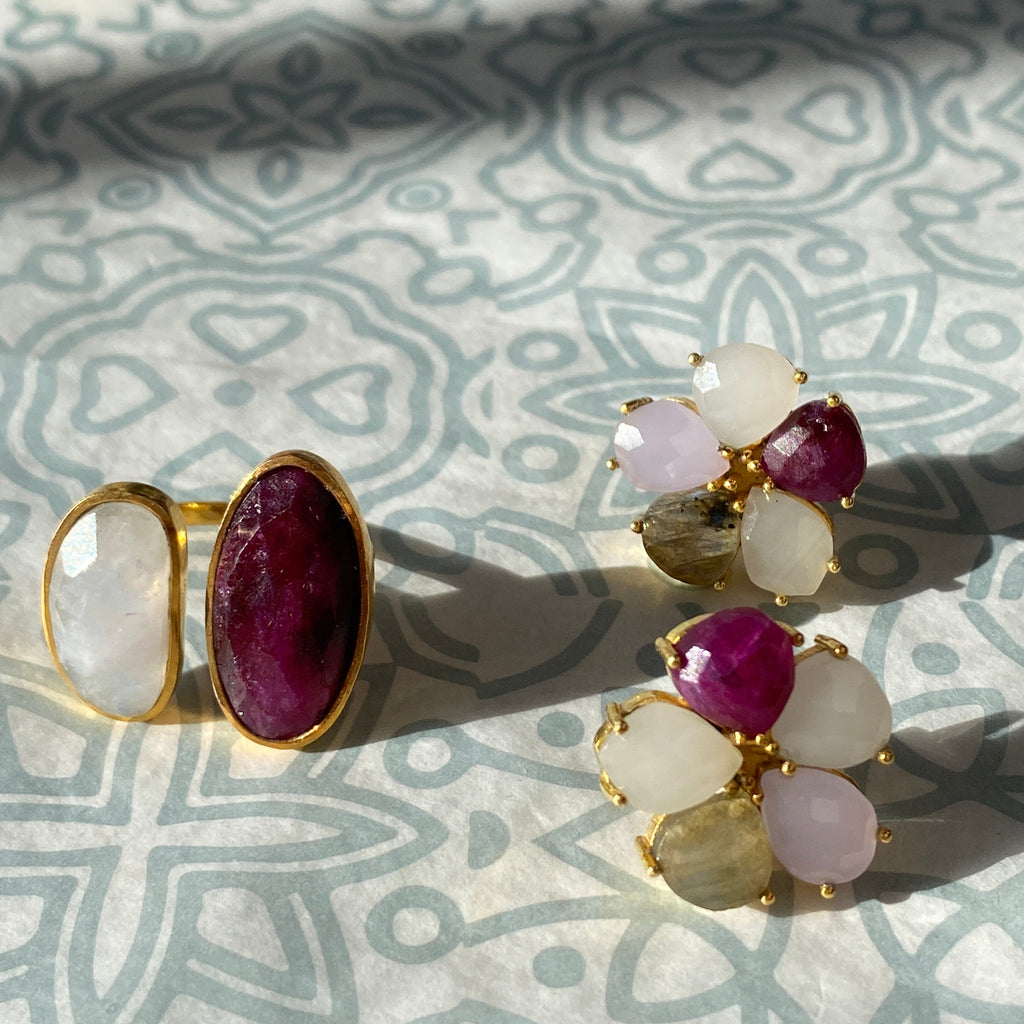 MACA, Aretes con piedras naturales