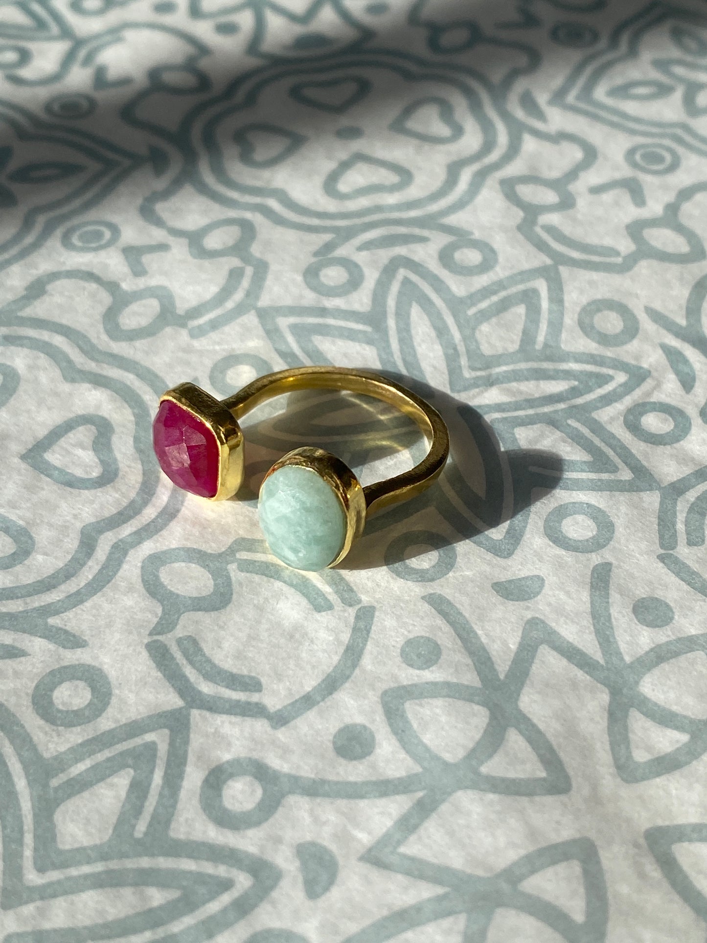 MARGOT, Anillo con piedras naturales y baño de oro