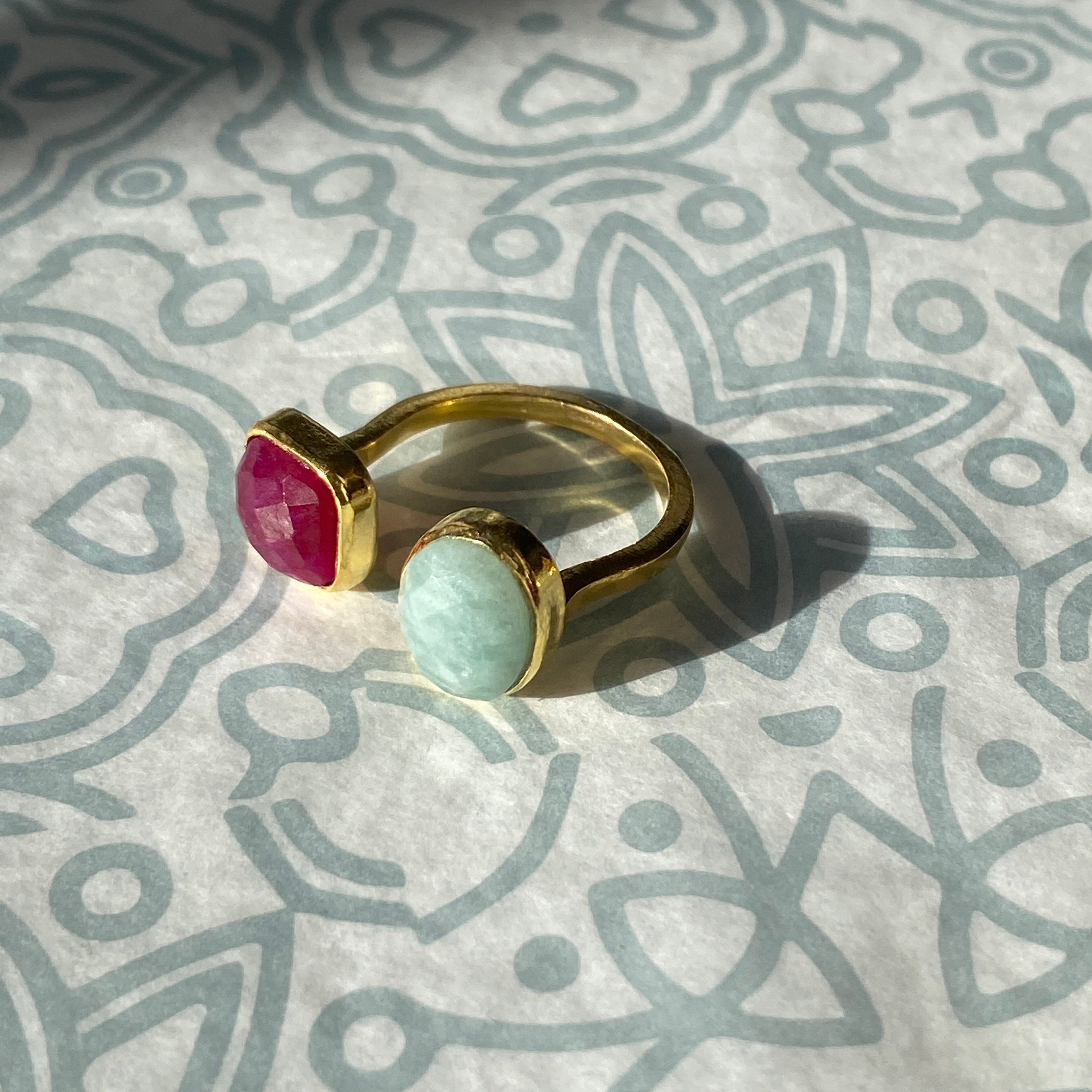 MARGOT, Anillo con piedras naturales y baño de oro