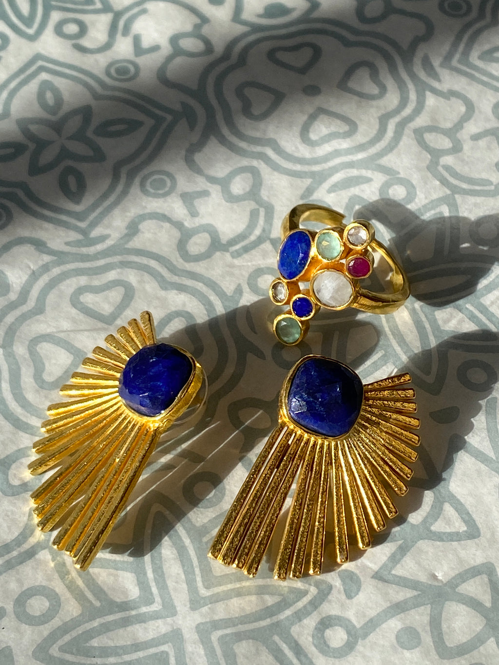 SOLIER, anillo de piedras naturales y baño de oro.