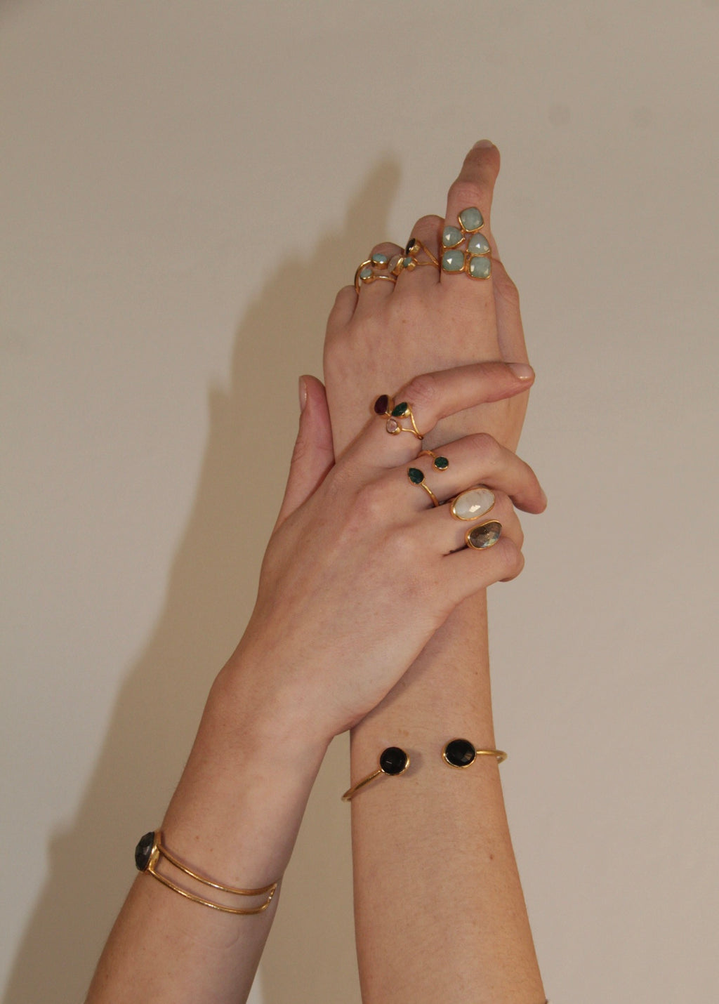 SHINE anillo con piedras y baño de oro de 24k