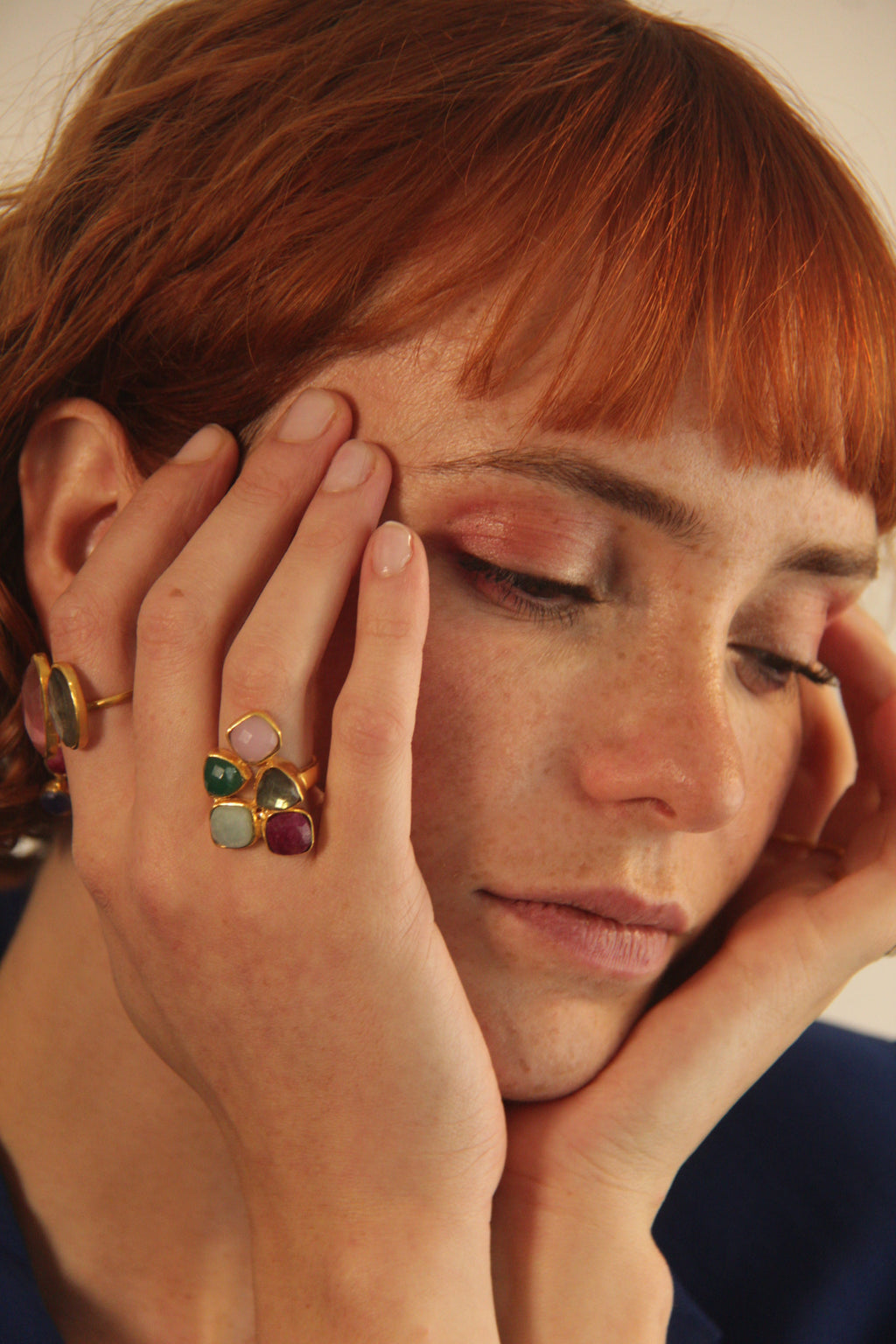 SHINE anillo con piedras y baño de oro de 24k