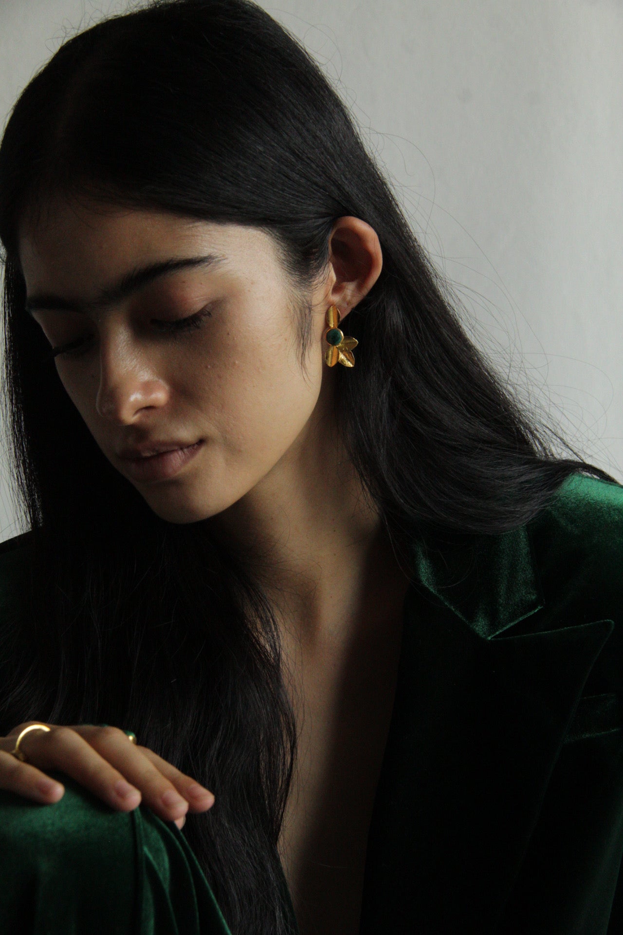 TOKIO, aretes con piedras y baño de oro de 24k