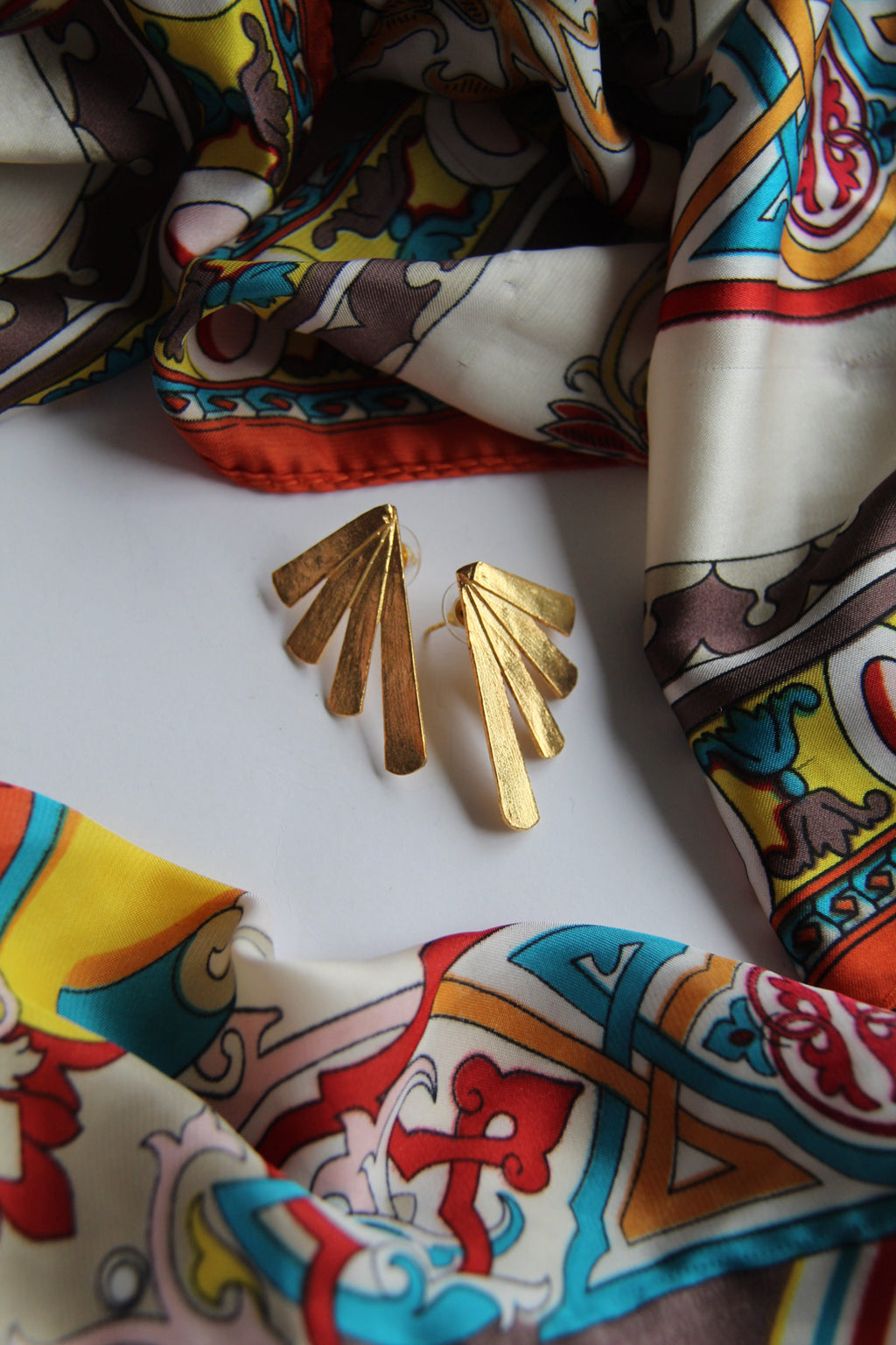 FAN, ARETES DORADOS CON BAÑO DE ORO