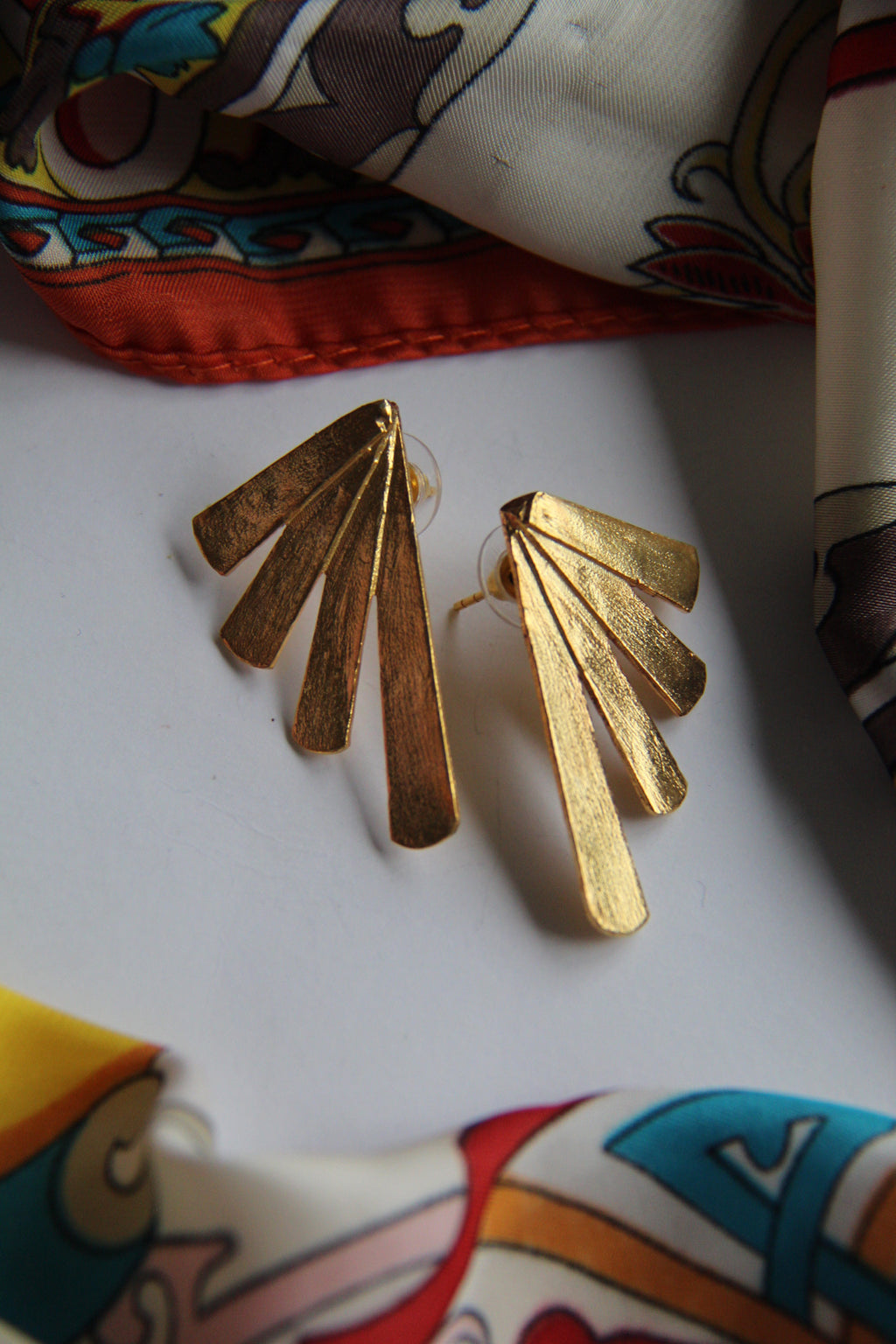 FAN, ARETES DORADOS CON BAÑO DE ORO